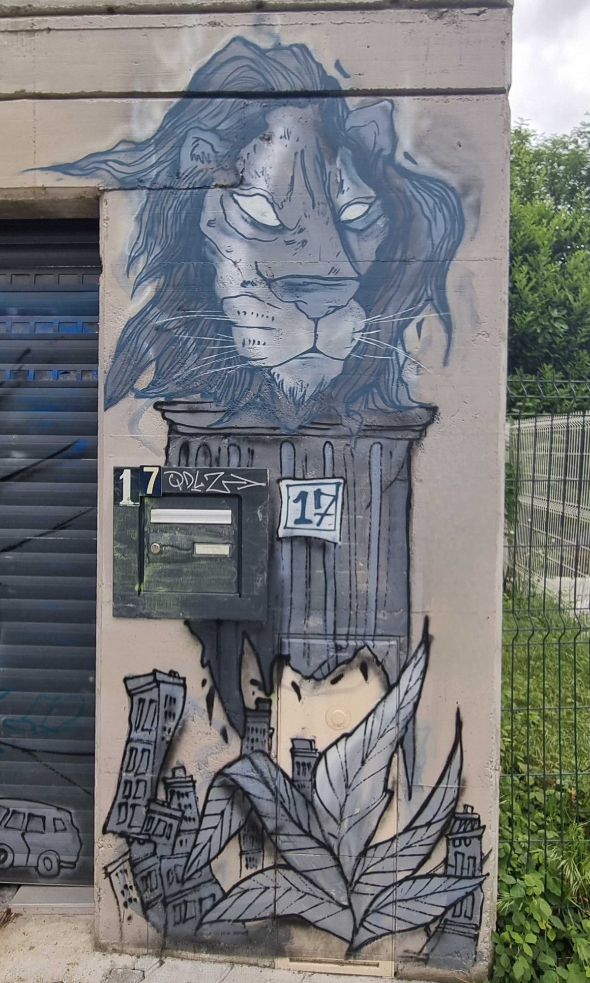 Lion stylisé et ville en bleu-gris — Street art à Grenoble