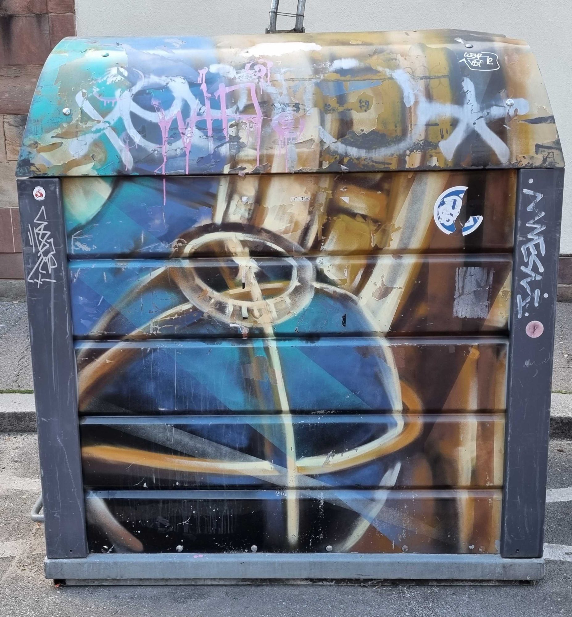 Rubans dorés et anneau denté — Street art à Strasbourg