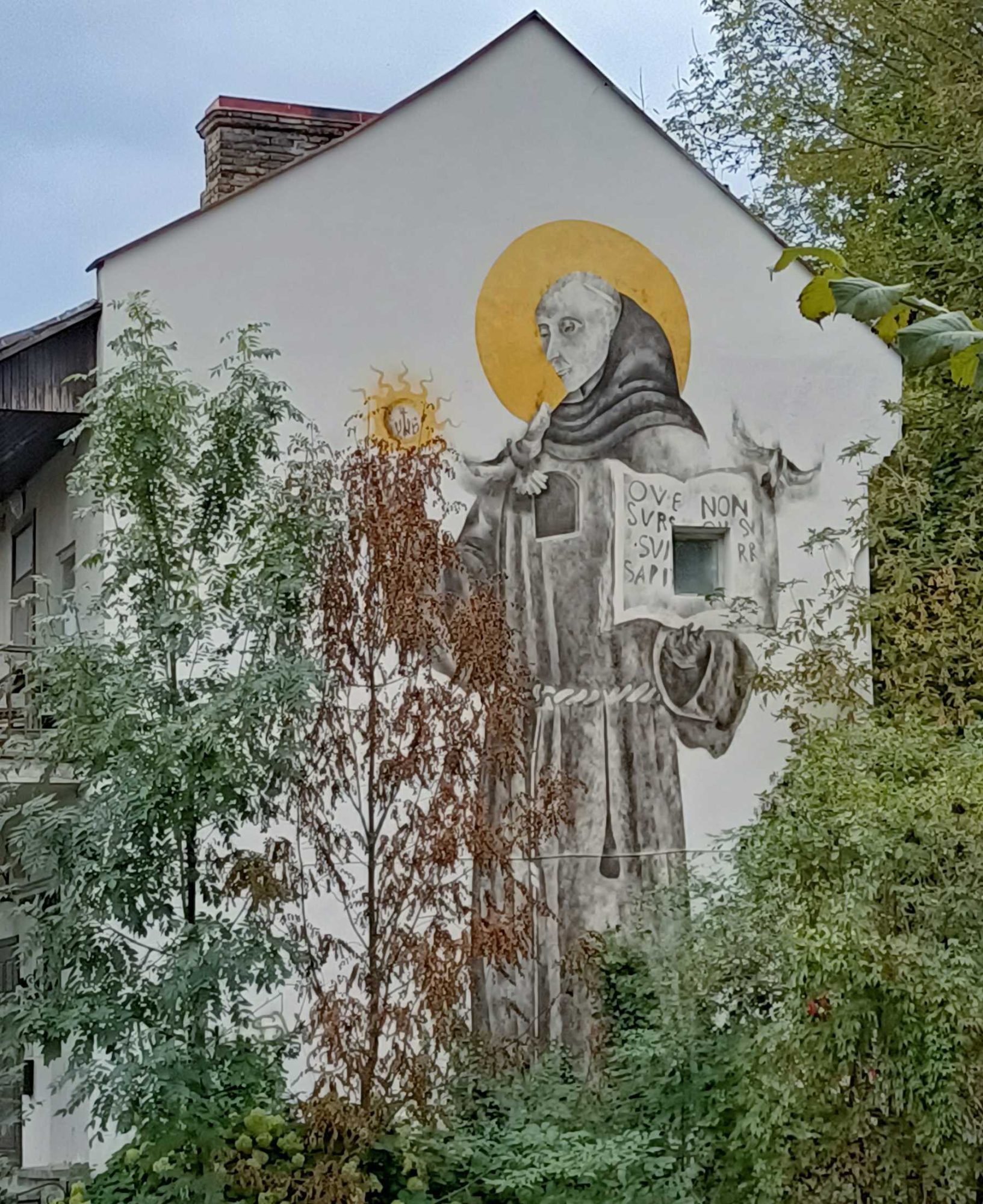 Le moine à l'ostensoir rayonnant — Street art de Povilas Kupčinskis à Vilnius
