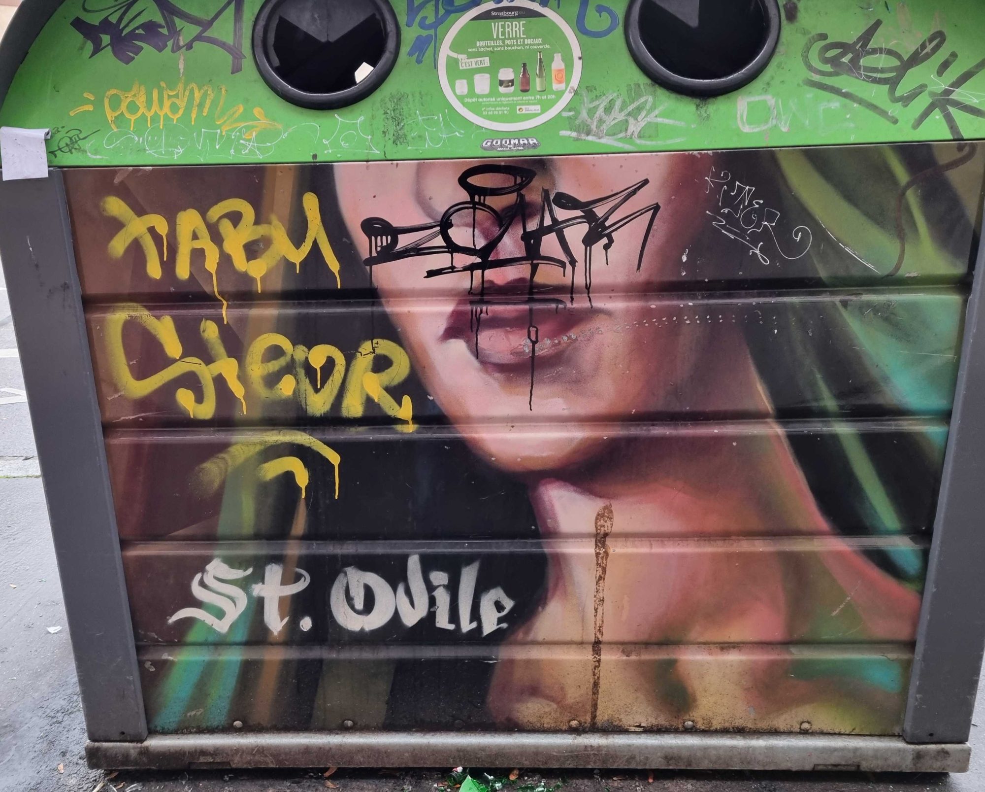 Portrait féminin et tags — Street art à Strasbourg