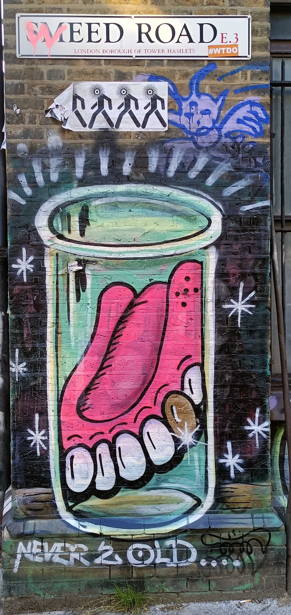 Mouth in a glass, Never 2 Old — Street art in London