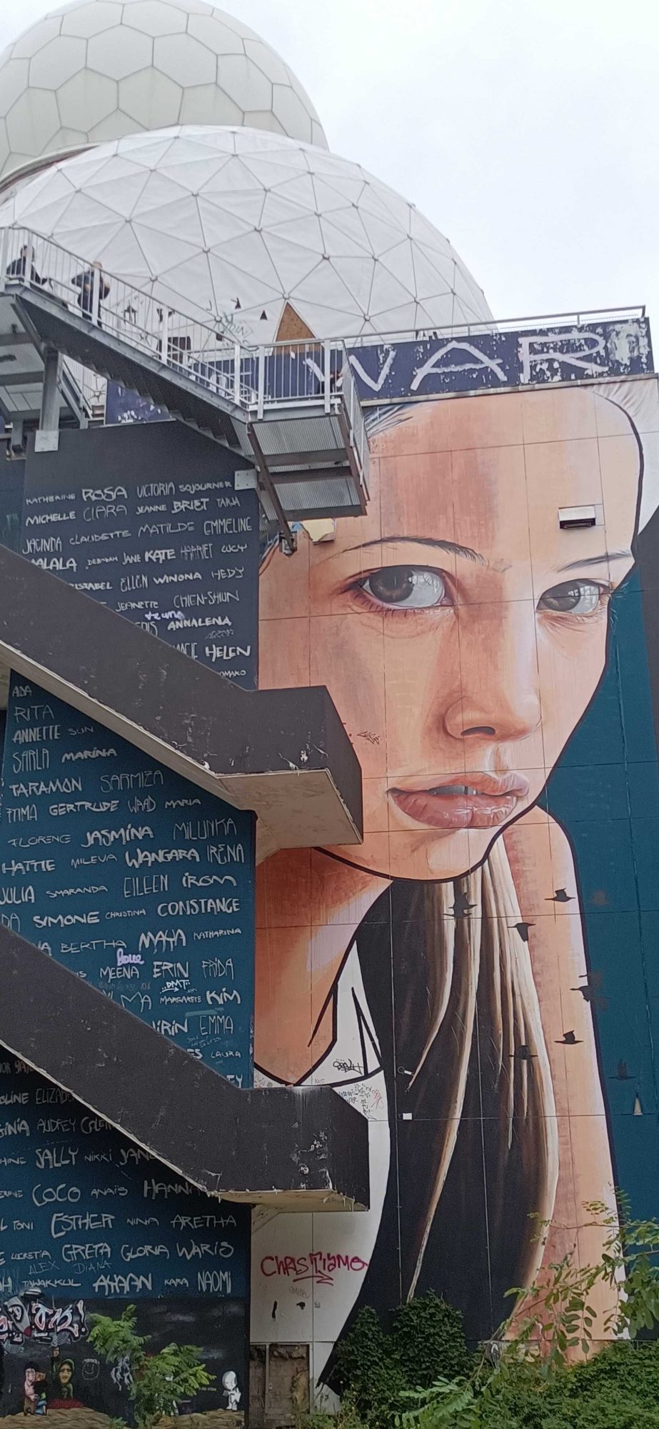 Visage et mur de prénoms — Street art de Herakut à Berlin