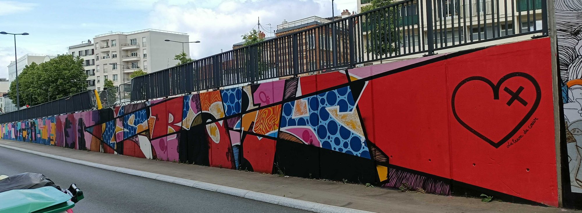 Colorful Mural with Crossed Heart — Street art in Villejuif