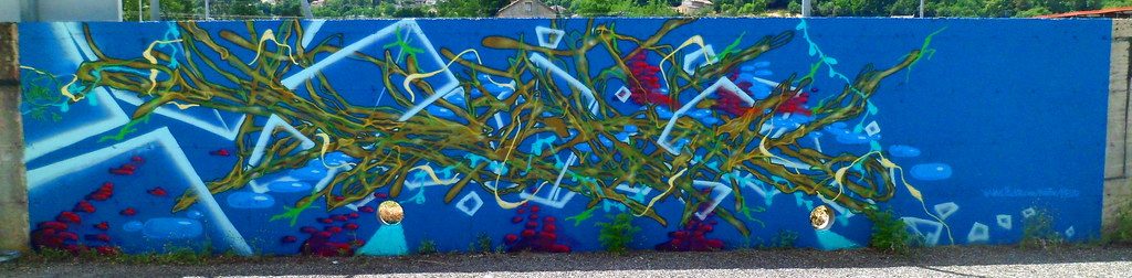 Racines dorées sur fond bleu — Street art à Ucel