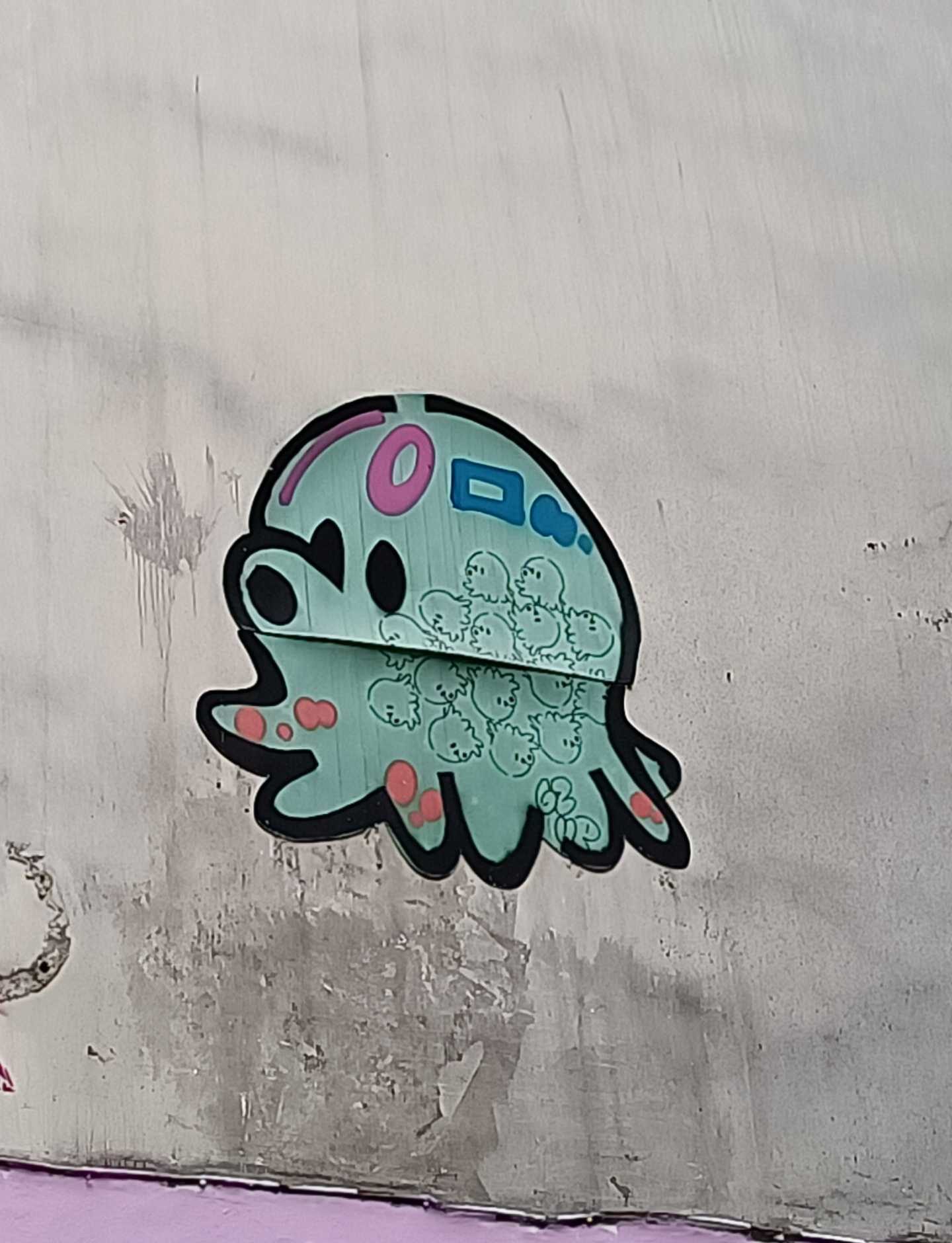 Méduse verte par Gzup — Street art de Gzup à Paris