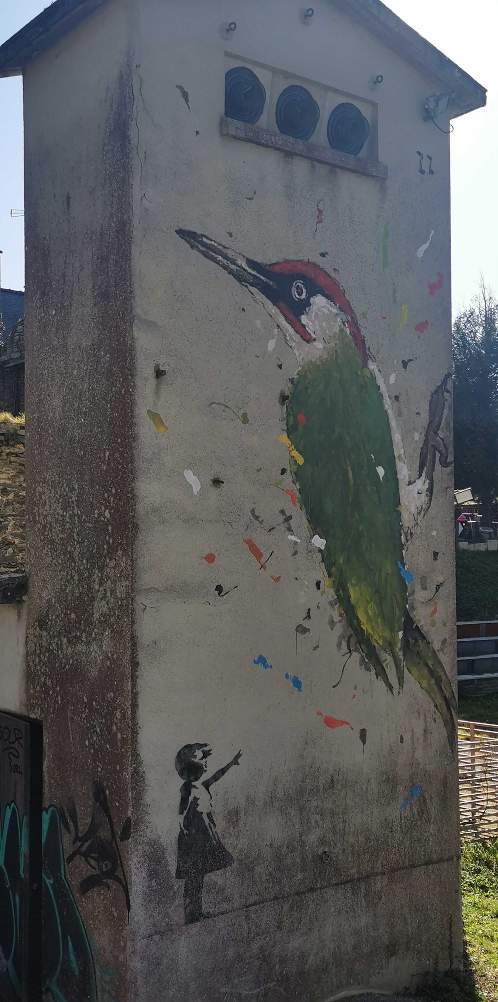Le pivert géant et la petite fille — Street art de War à Marcillé-Robert
