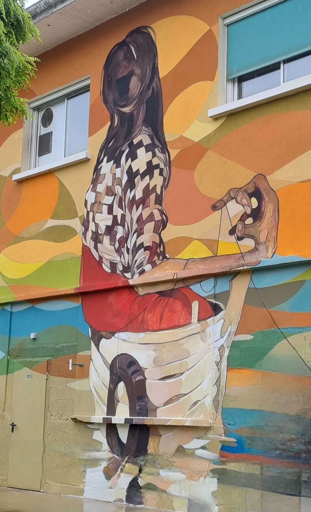 Seated Seamstress Seen from Behind — Street art in Le Pont-de-Claix