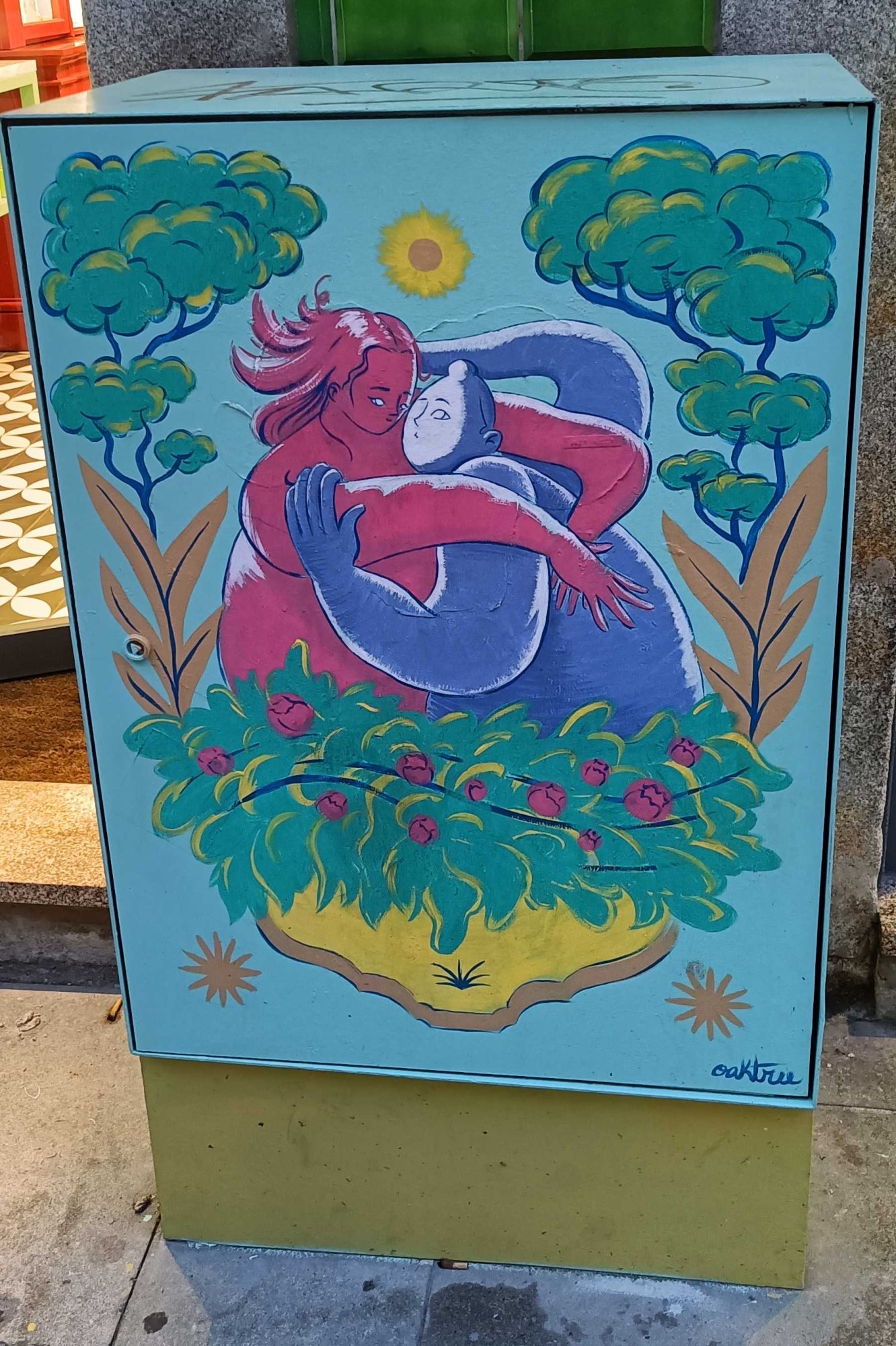 Étreinte dans la nature — Street art à Porto