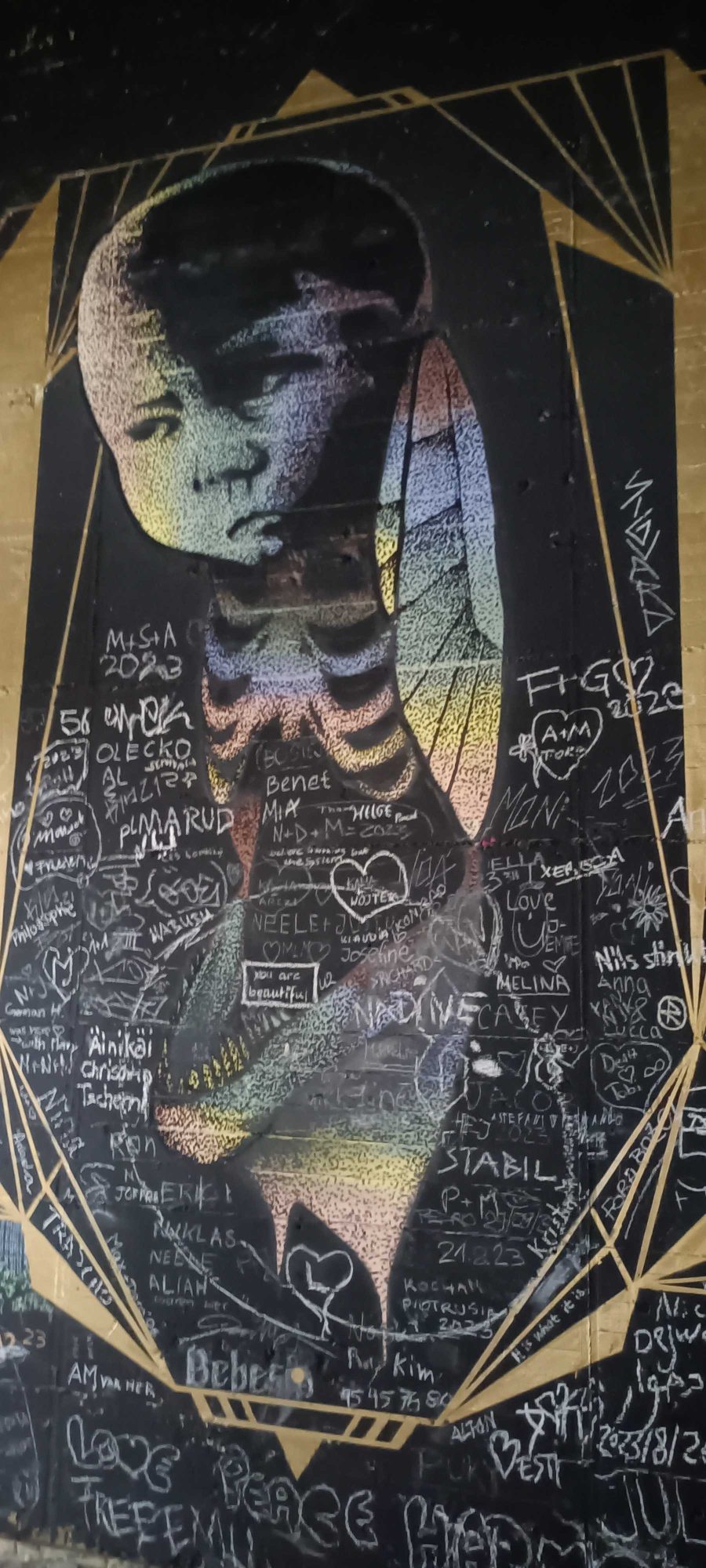 Enfant aux ailes irisées, œuvre hommage — Street art à Berlin