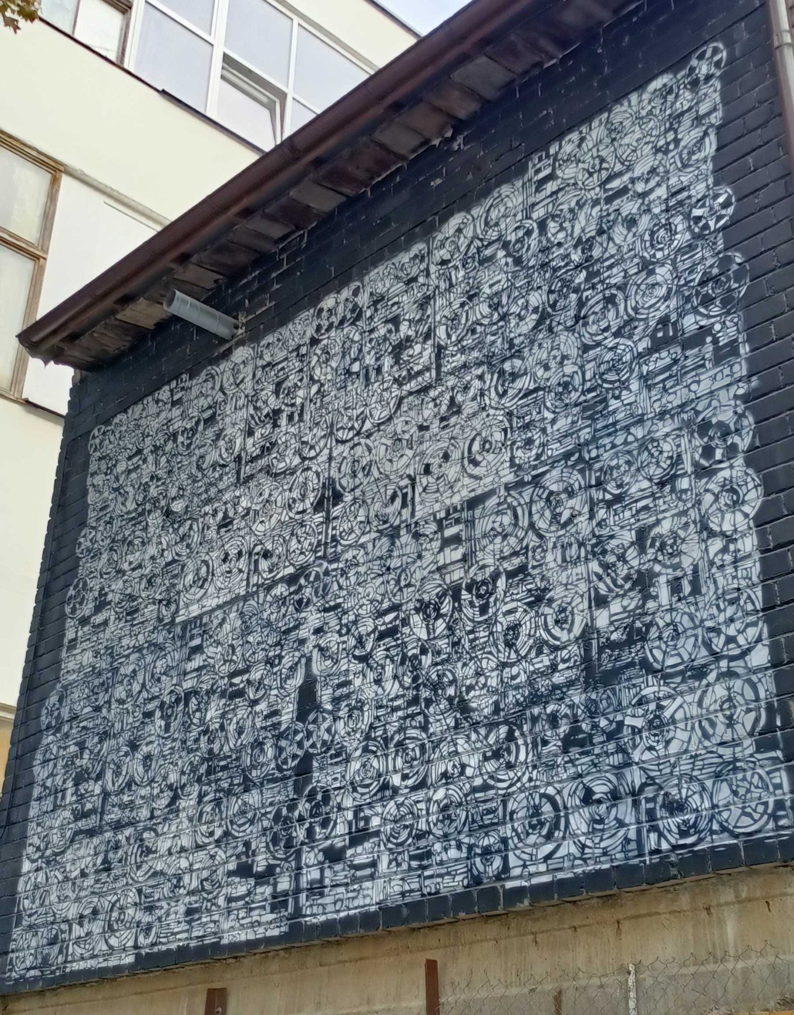 Mur d'engrenages d'Olivier Hölzl — Street art de Olivier Hölzl à Vilnius