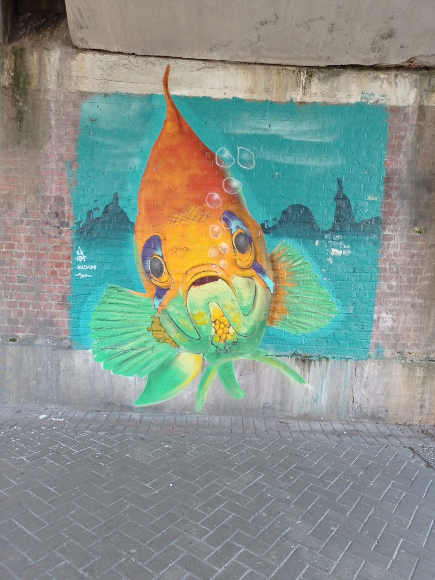 Poisson orange en forme de feuille — Street art à Lille