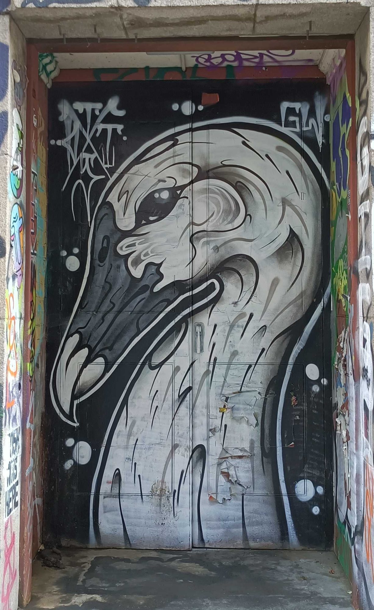 Tête d'oiseau grise, Corbet Place — Street art à London