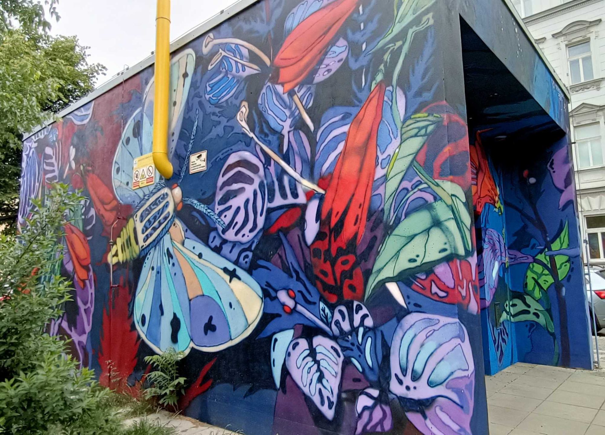 Coléoptère géant sur fresque botanique bleue — Street art à Prague