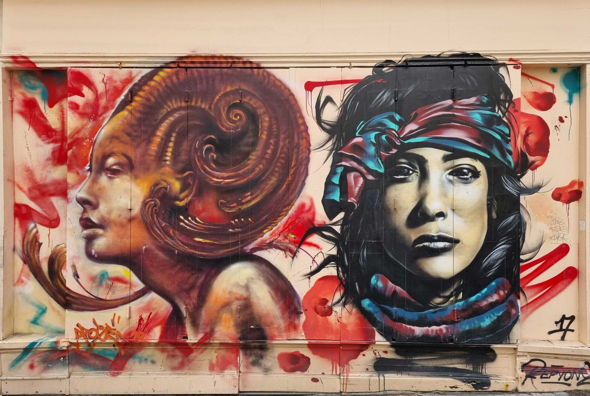 Explosive Realistic Double Female Portrait — Street art in Clermont-Ferrand