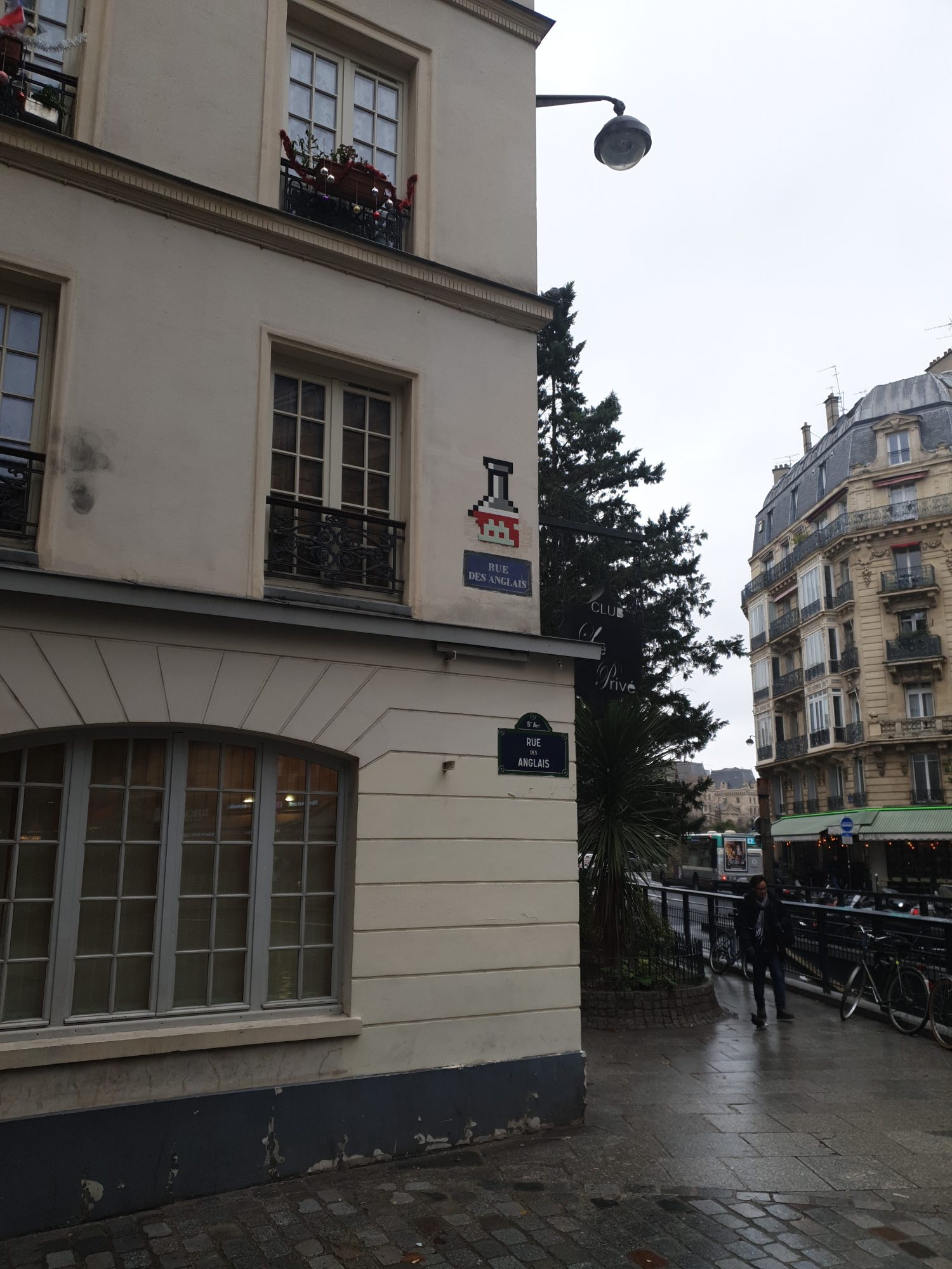 L'envahisseur en tampon encreur — Street art à Paris