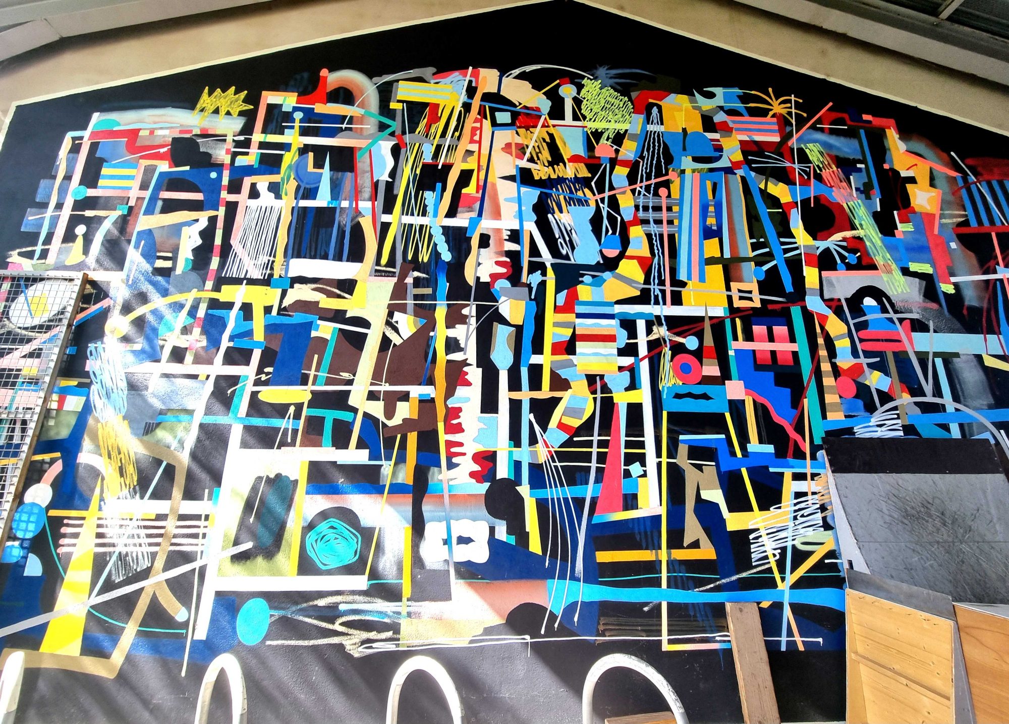 Enchevêtrement abstrait aux barres colorées — Street art à Strasbourg