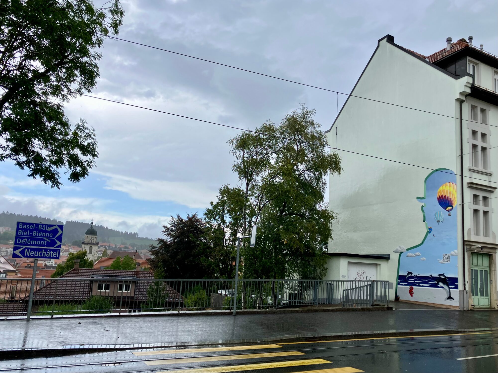Profil et montgolfières de la rue du Crêt — Street art de Carolus à La Chaux-de-Fonds