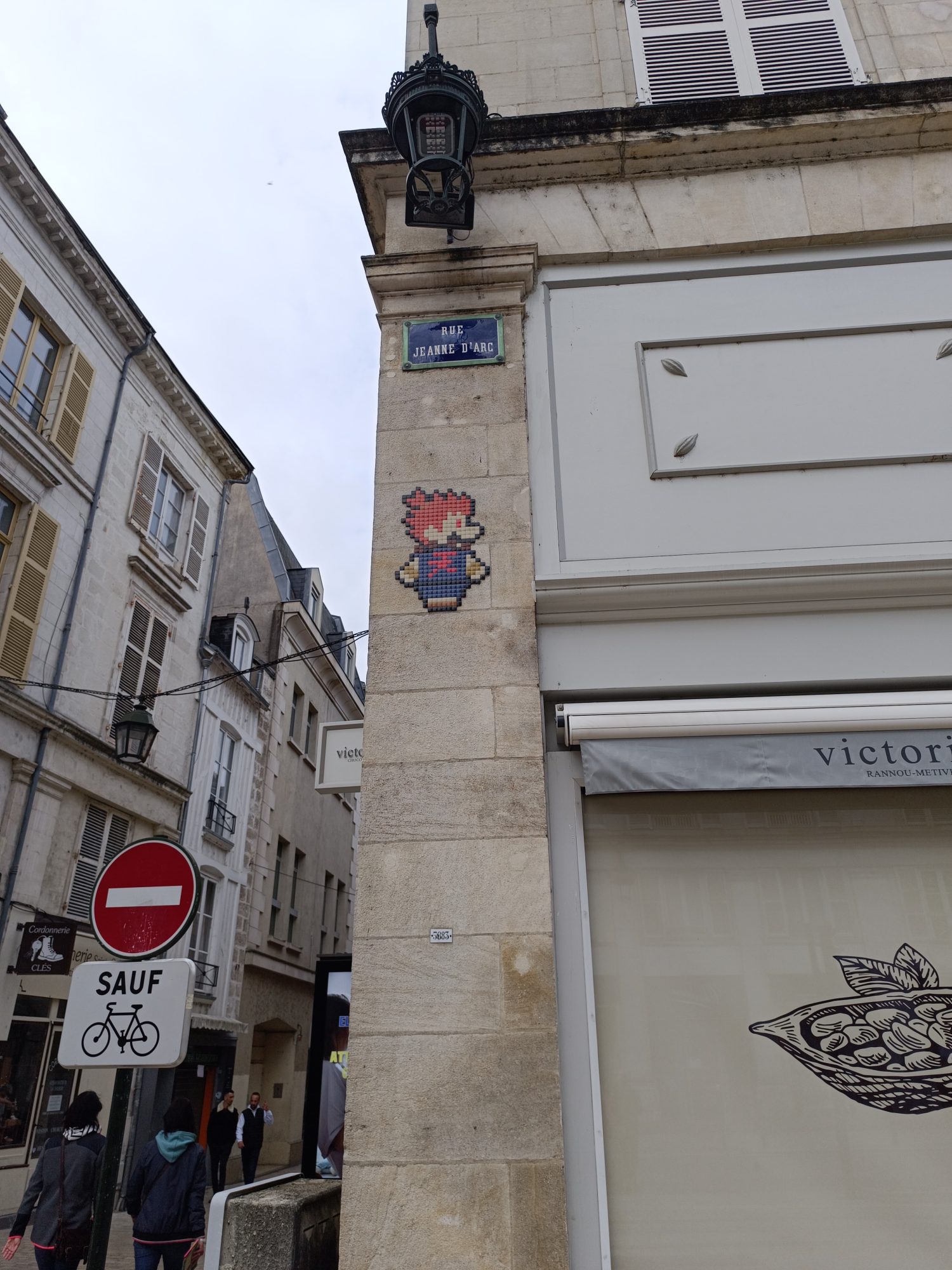 Rue Jeanne d'Arc - Pixel Invader — Street art in Orléans