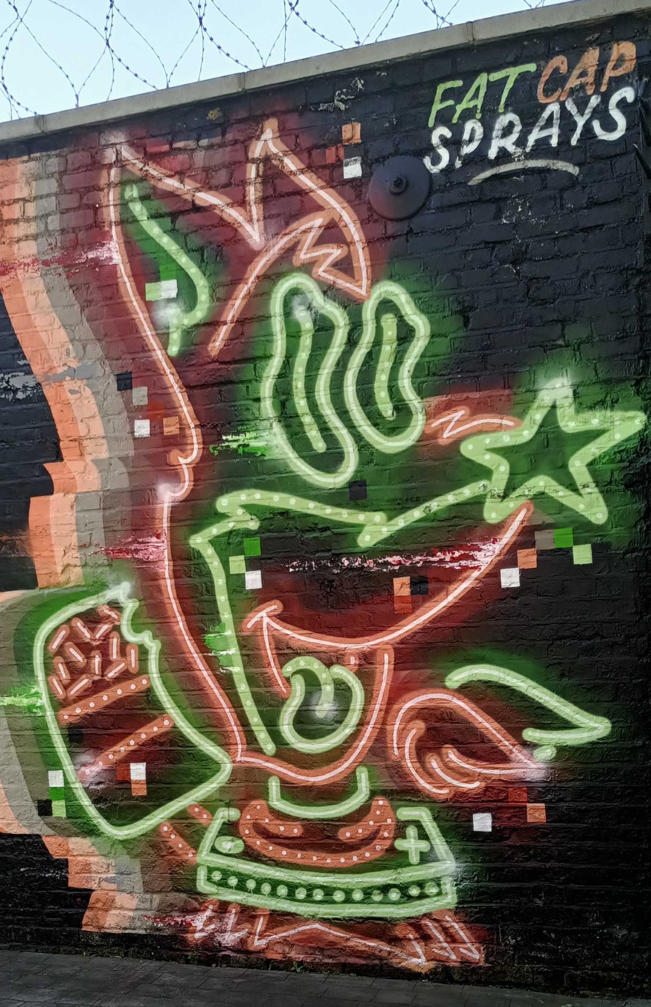 Créature à crête au néon — Street art de Fat Cap Sprays à London