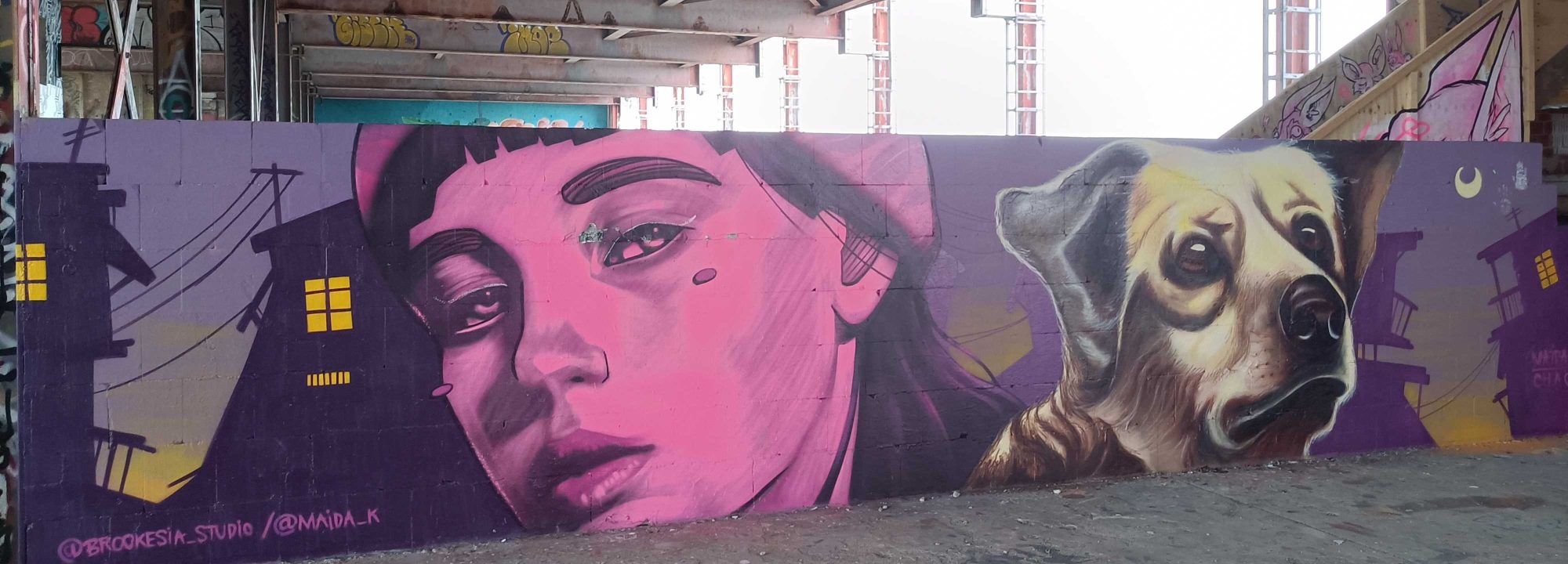Portrait féminin et chien par Maida K — Street art de MAIDA K à Berlin