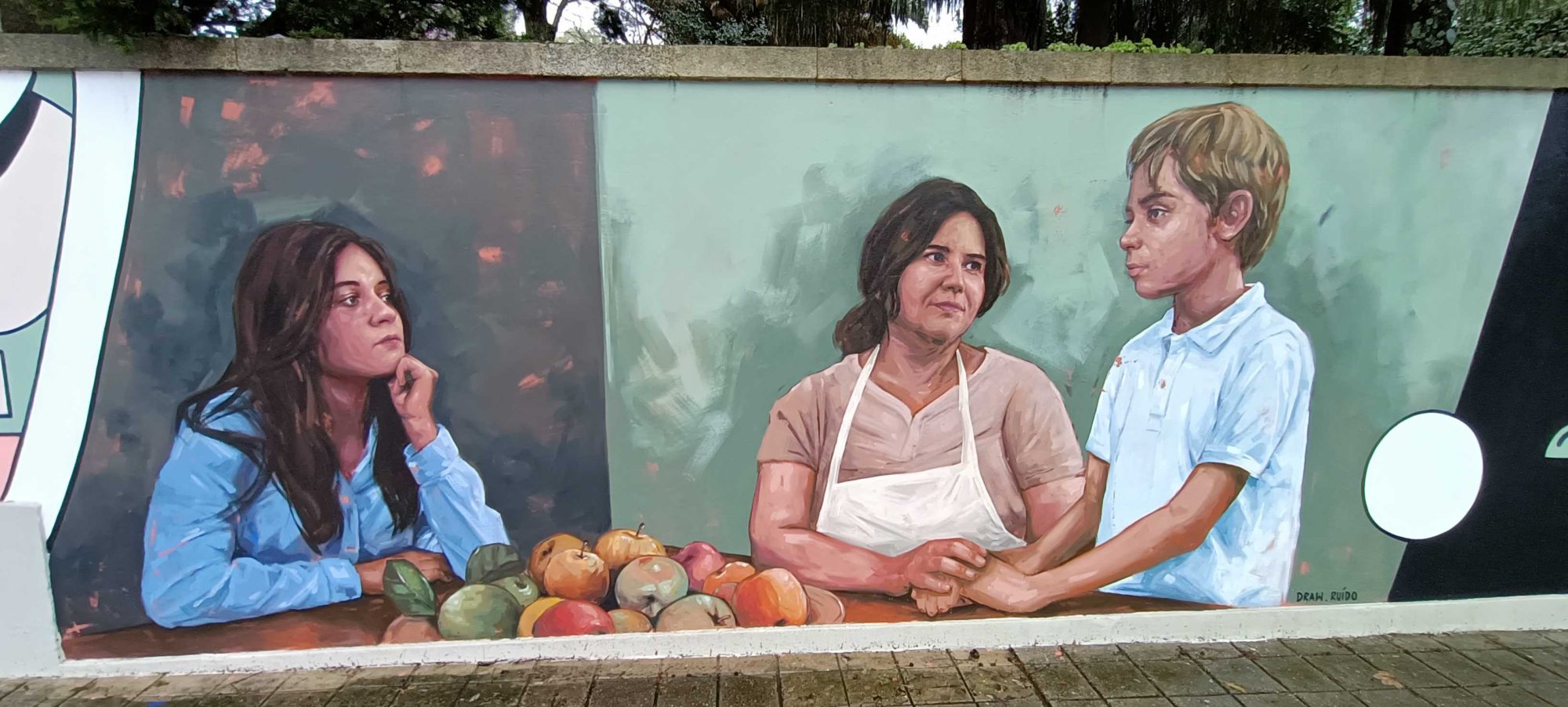 Scène familiale réaliste par Ruído — Street art de RUÍDO à Porto