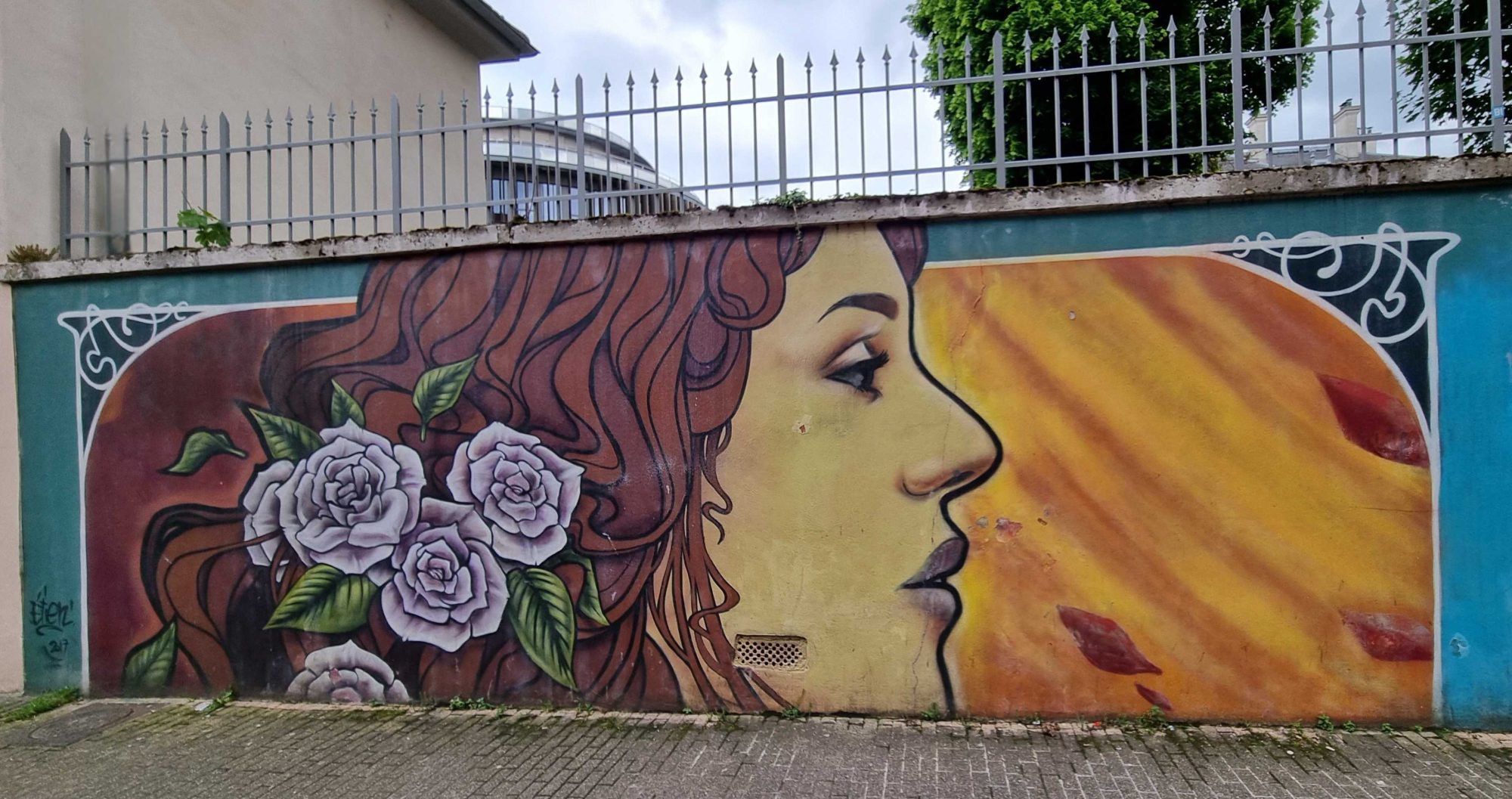 Portrait femme profil cheveux rouges-violets fleurs — Street art de Etien à Grenoble