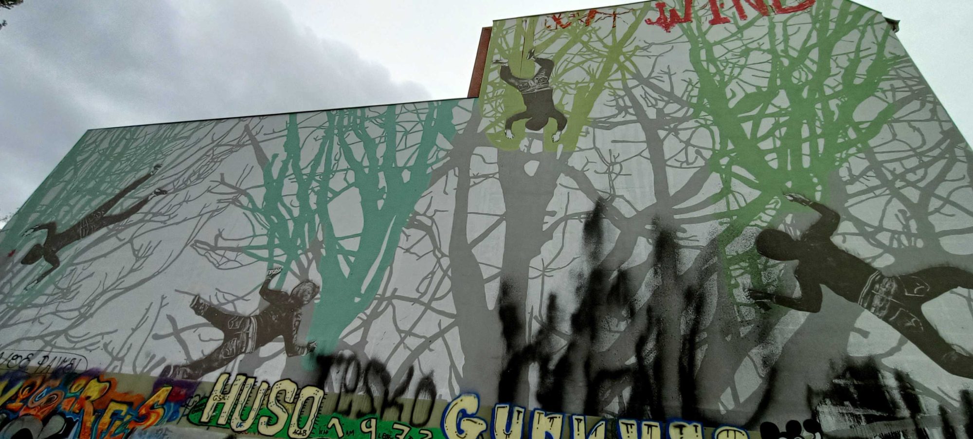Wind, arbres et figures suspendues — Street art à Berlin