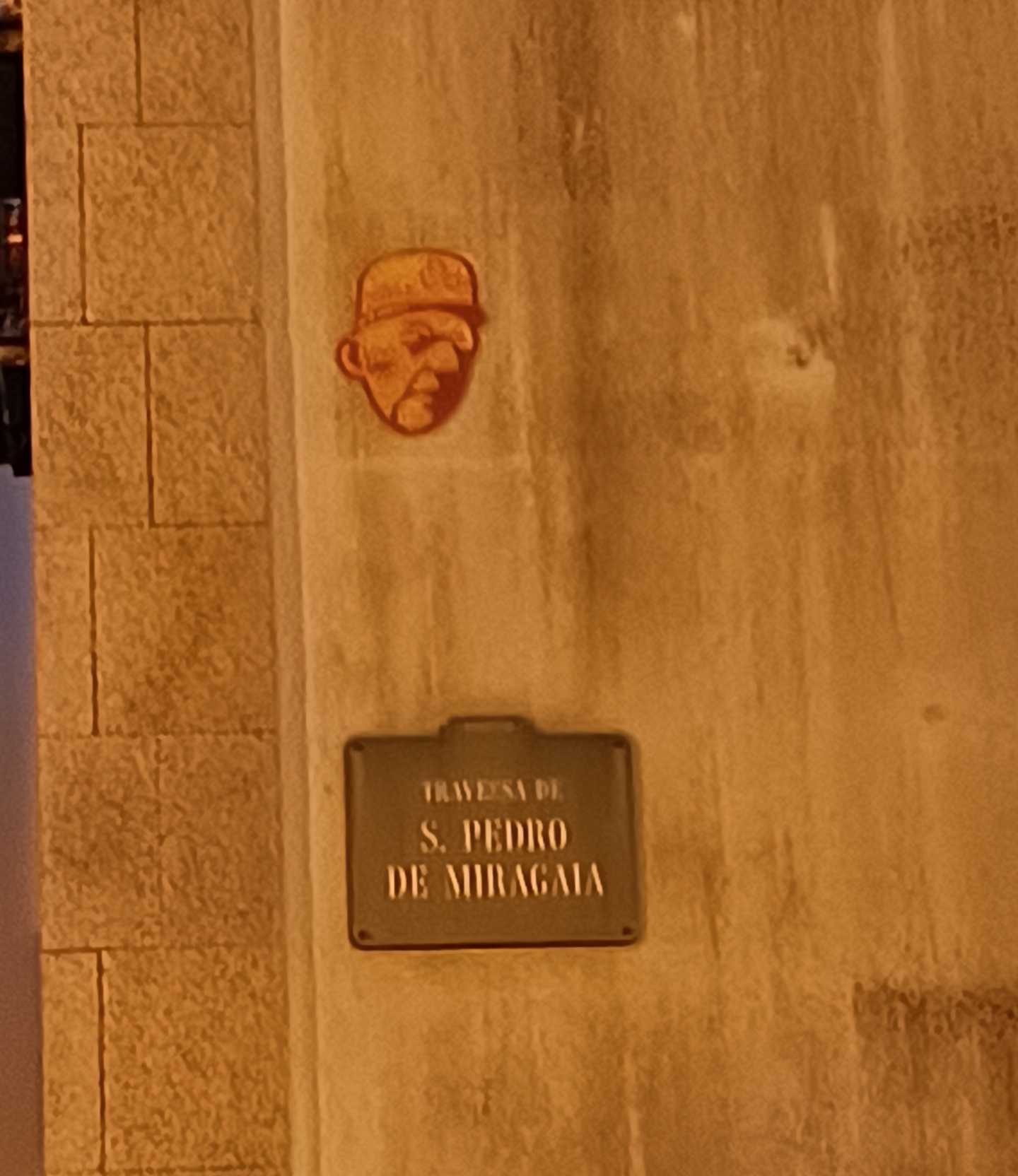 Petit sticker visage à Miragaia — Street art à Porto