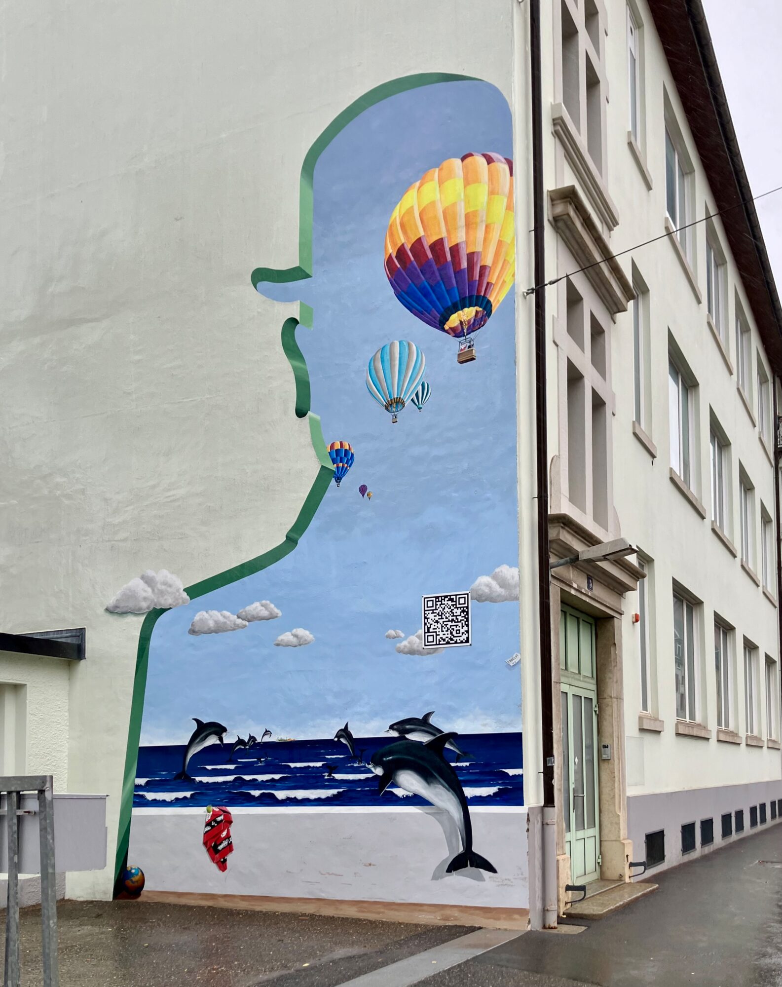 Profil et montgolfières de la rue du Crêt — Street art de Carolus à La Chaux-de-Fonds