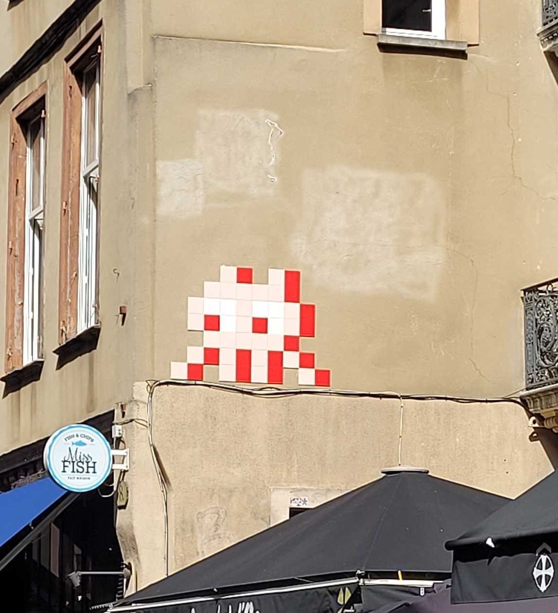 TLS_05, Red and White Checkered Alien — Street art by Invader in Toulouse