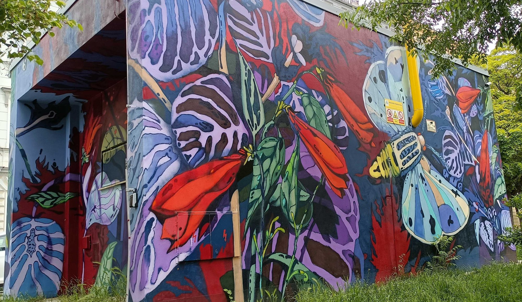 Fresque tropicale fleurs géantes et papillons — Street art à Prague