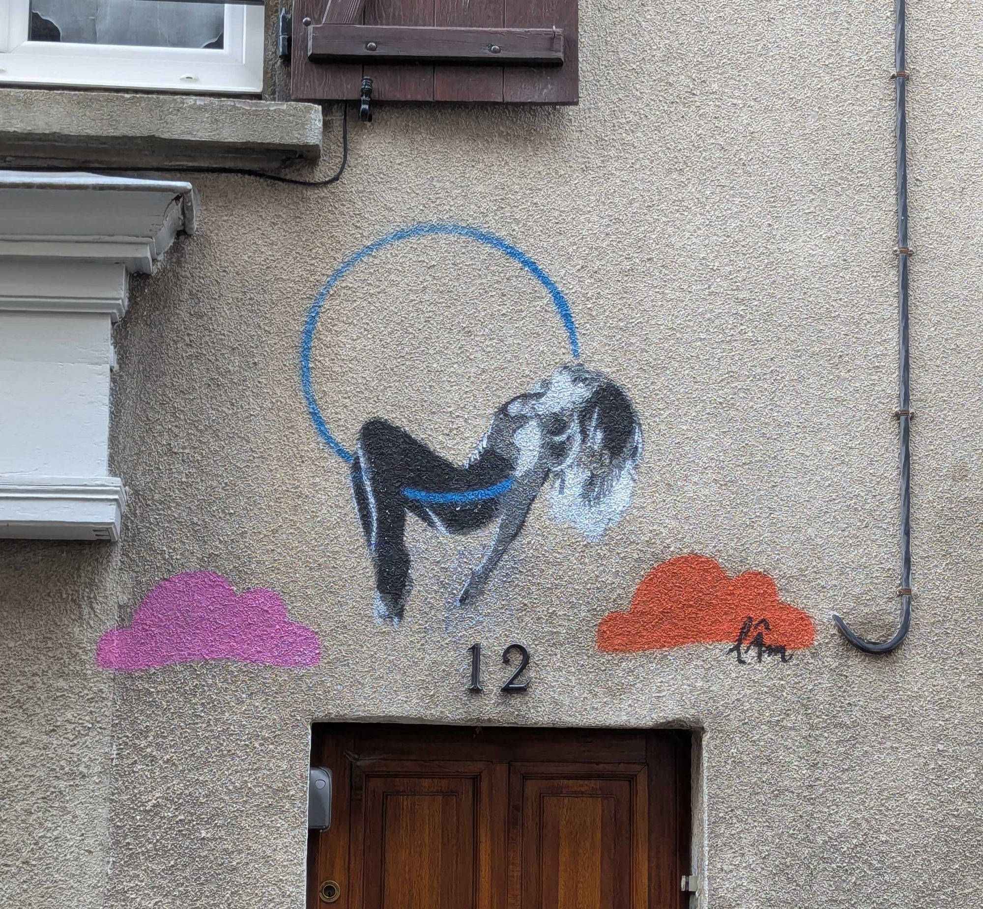 Gymnaste au cerceau et nuages colorés — Street art à Clermont-Ferrand