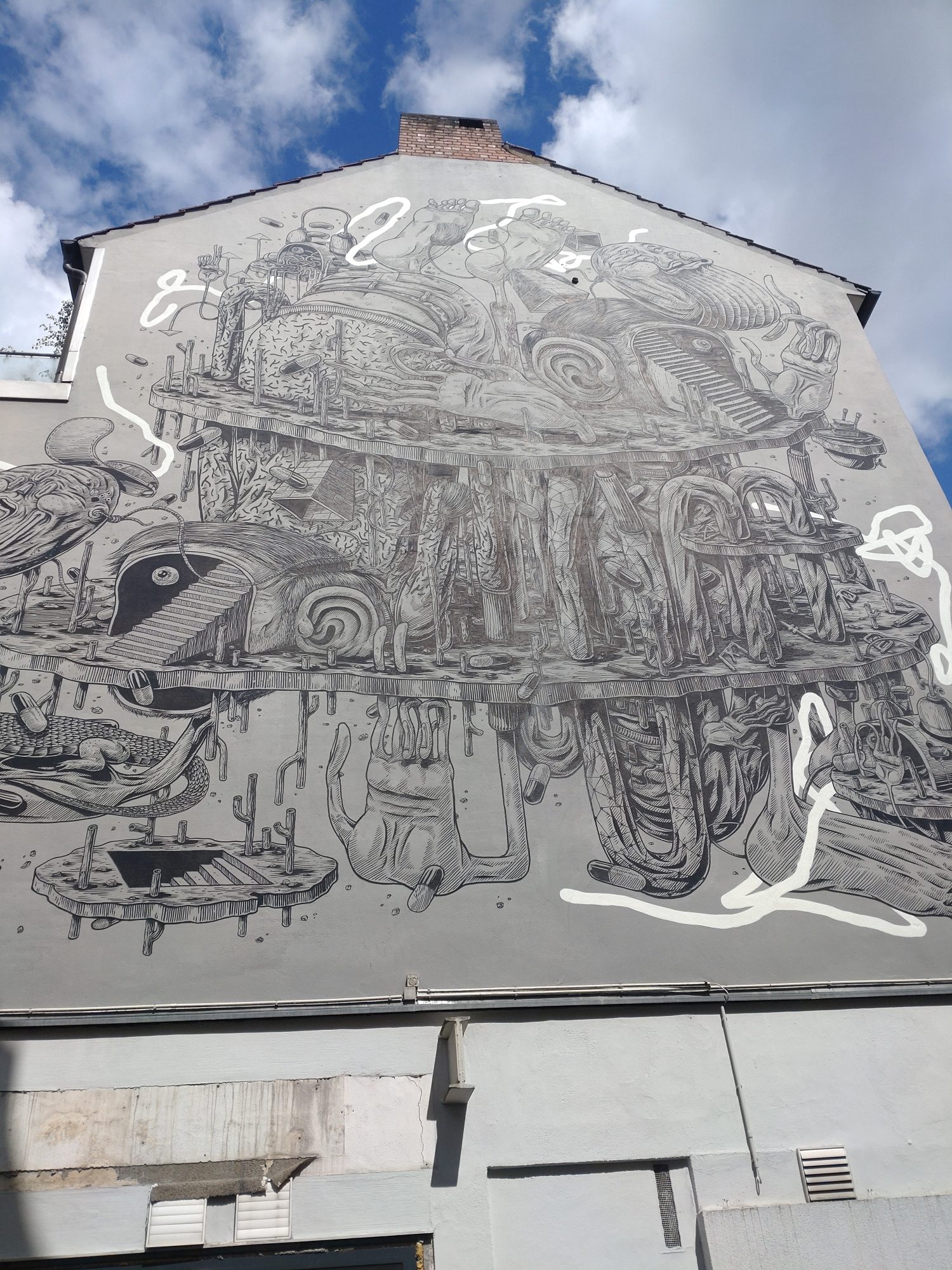Machinerie grise en strates — Street art de Cone The Weird à Saarbrücken