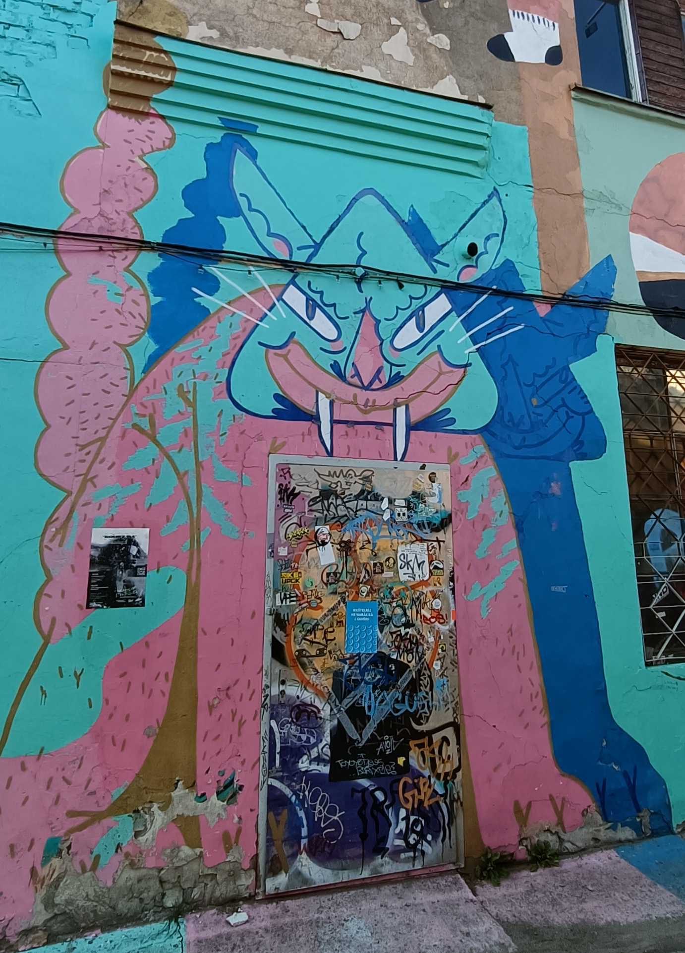Grand chat-monstre rose et bleu — Street art à Rīga