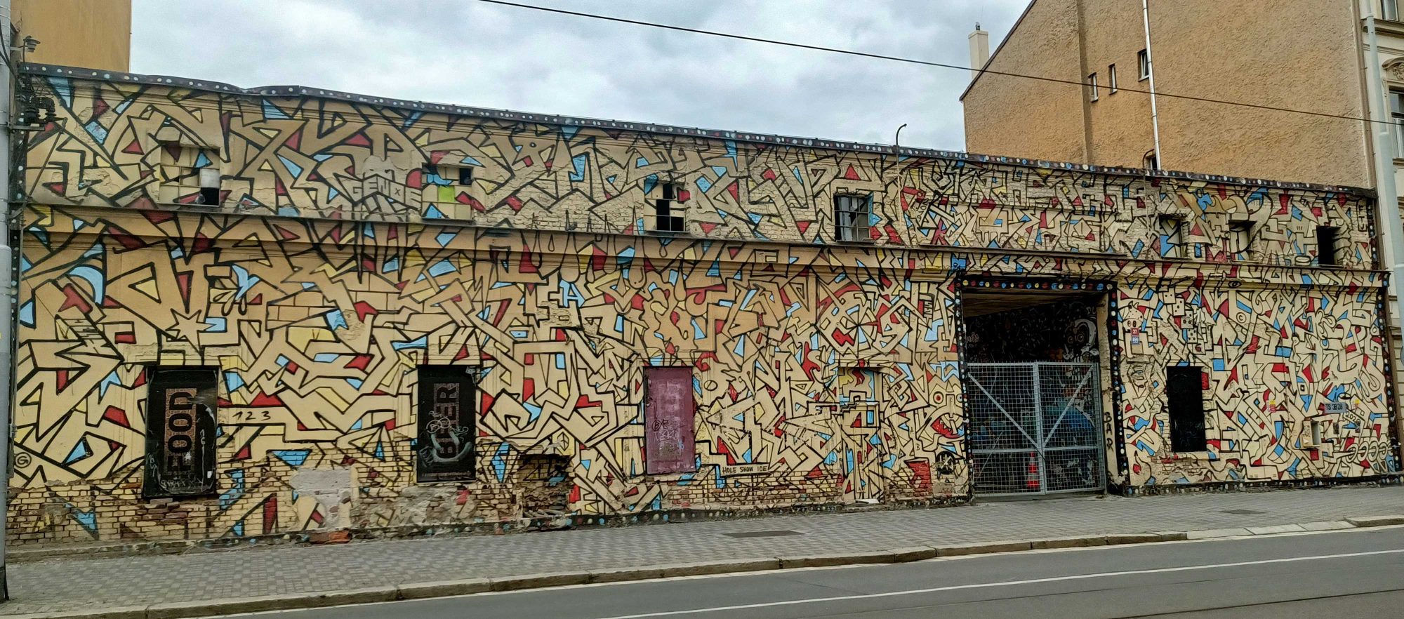 Façade Labyrinthique Totale — Street art à Prague
