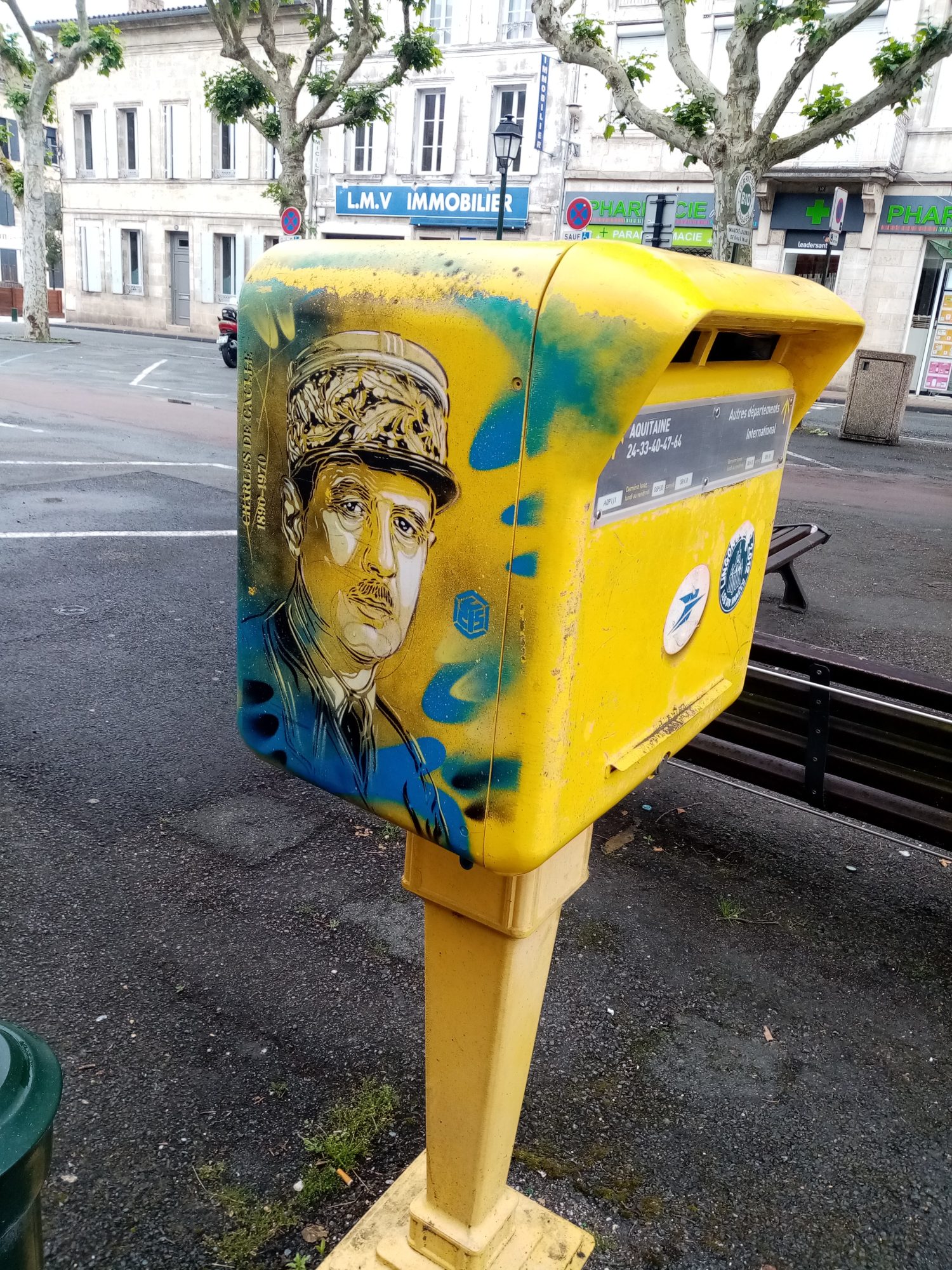 Portrait de général sur horodateur jaune — Street art de C215 à Castillon-la-Bataille