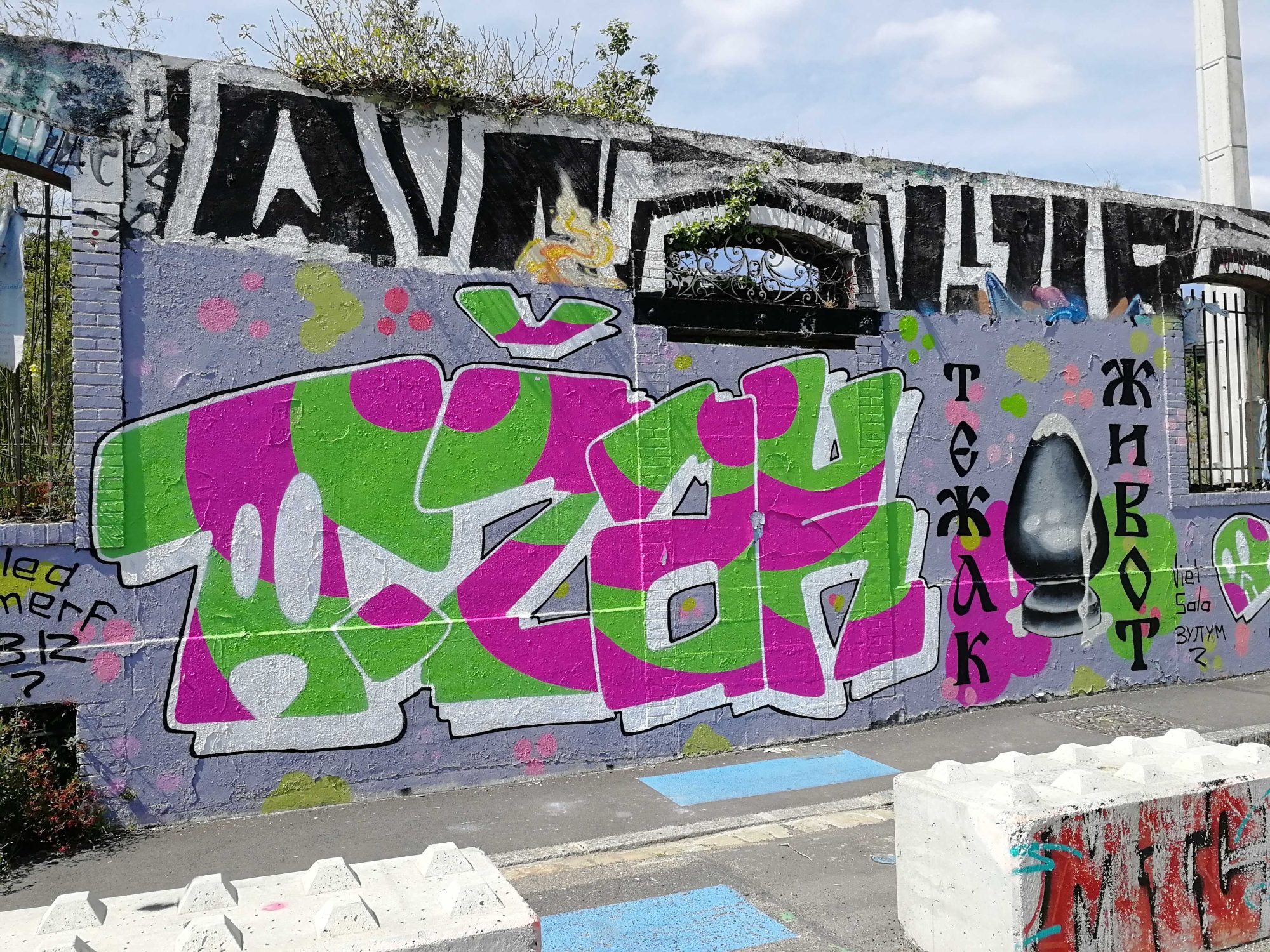 Graffiti géométrique rose et vert — Street art à Nantes