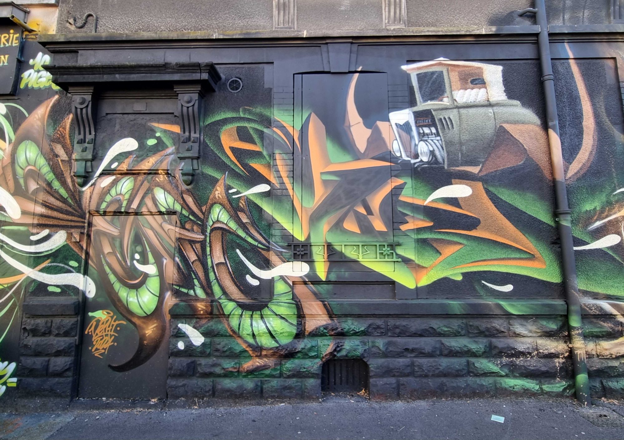 Wild Style Graffiti and Vintage Car — Street art in Clermont-Ferrand