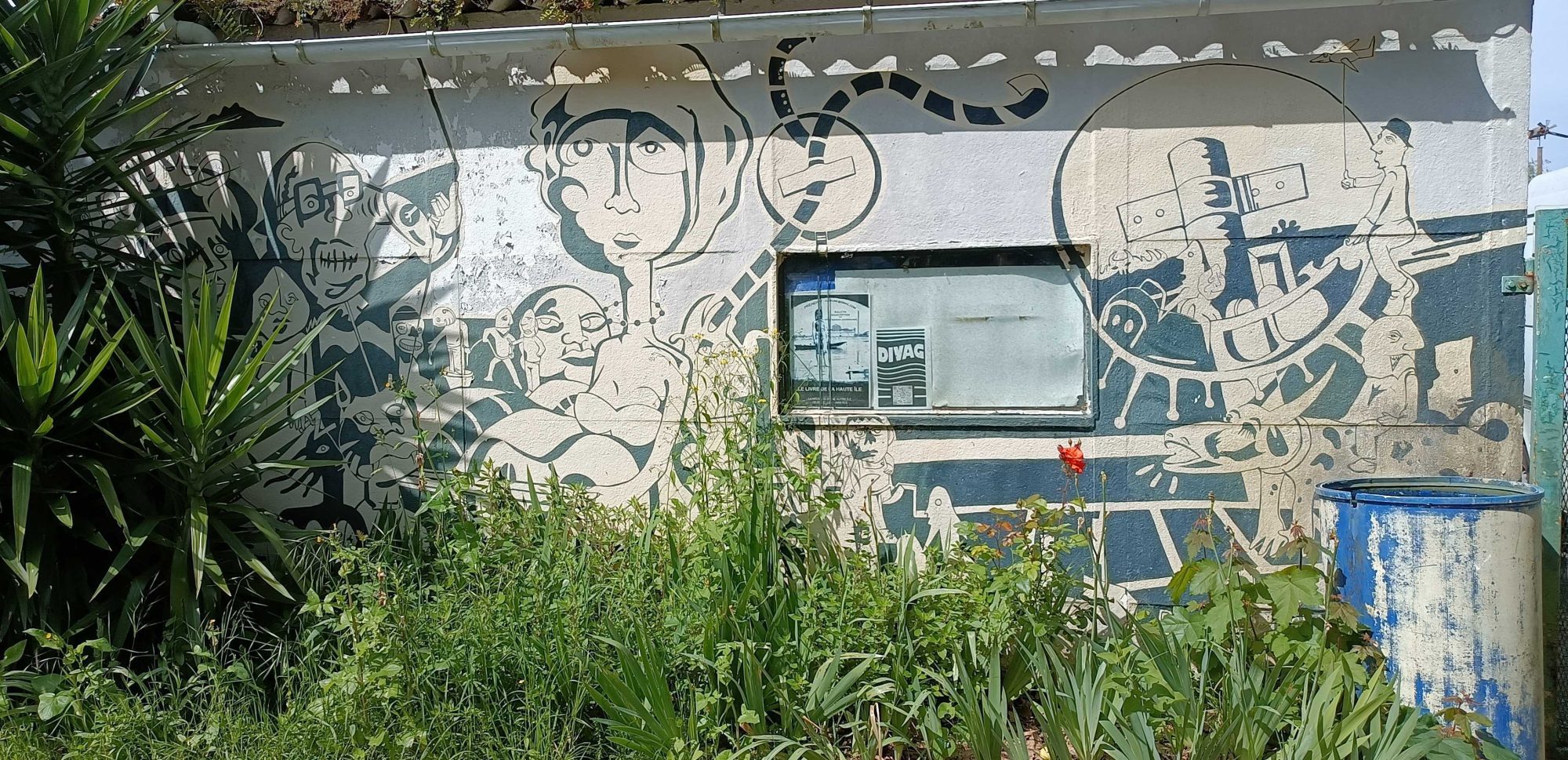 Faces and Wheel in Black Line — Street art in Rezé