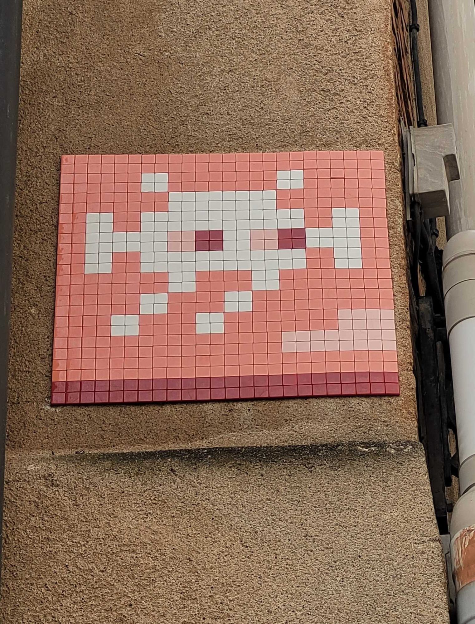 TLS_04, alien rose sur pierre — Street art de Invader à Toulouse