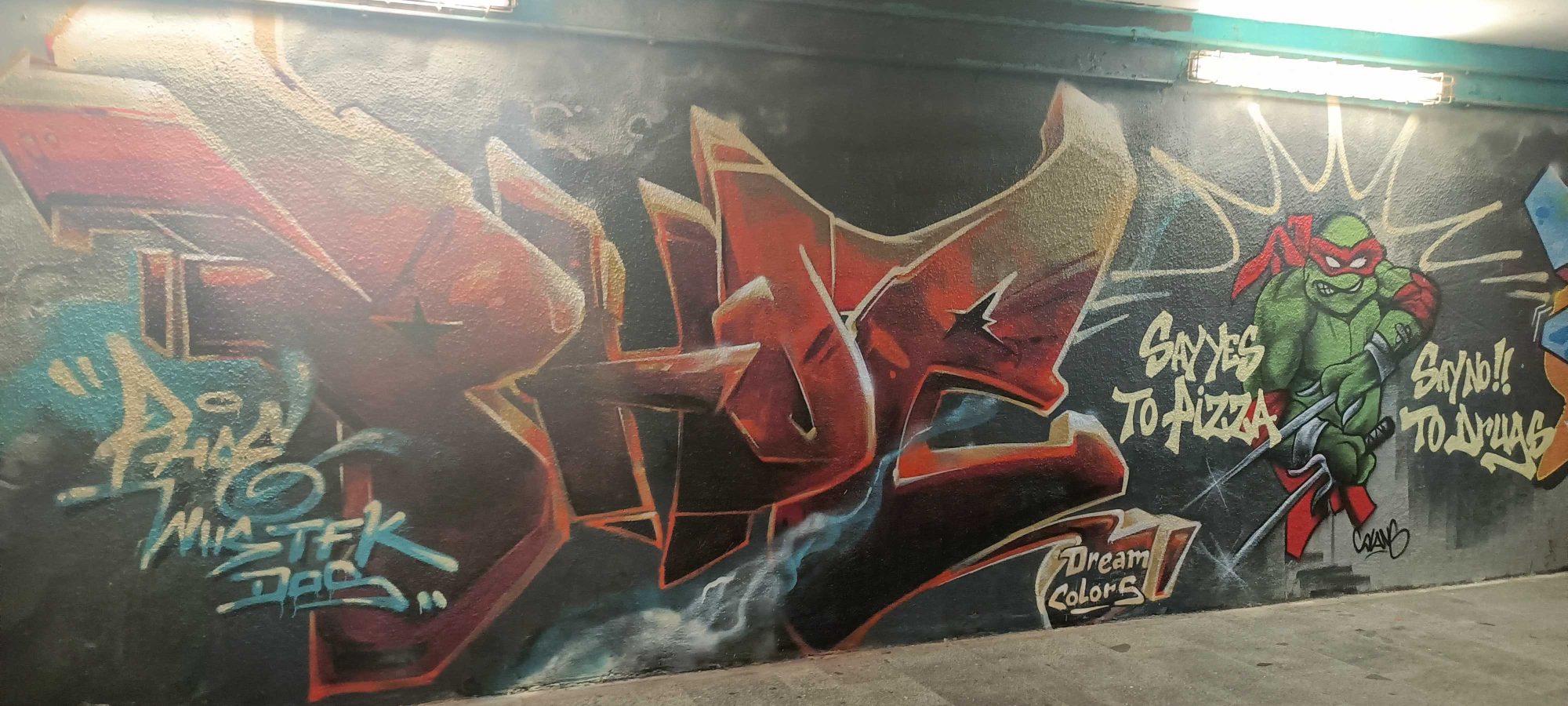 Raphael et lettrages rouges, hommage aux TMNT — Street art à Prague