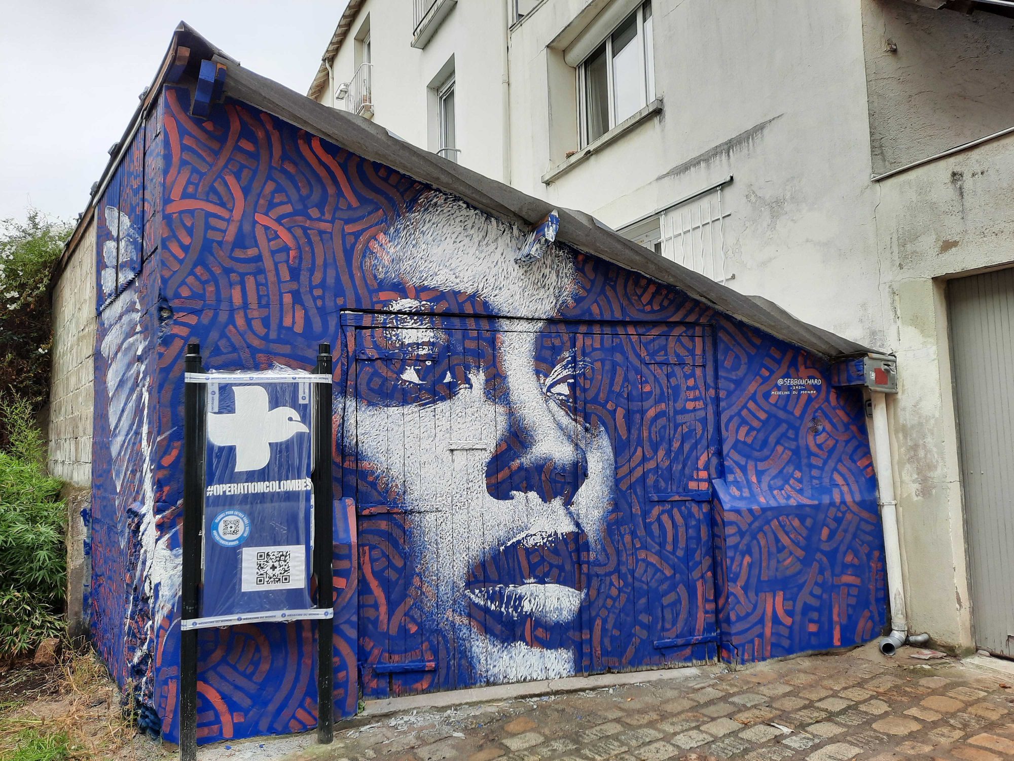 Female Portrait on Labyrinthine Background — Street art in Nantes