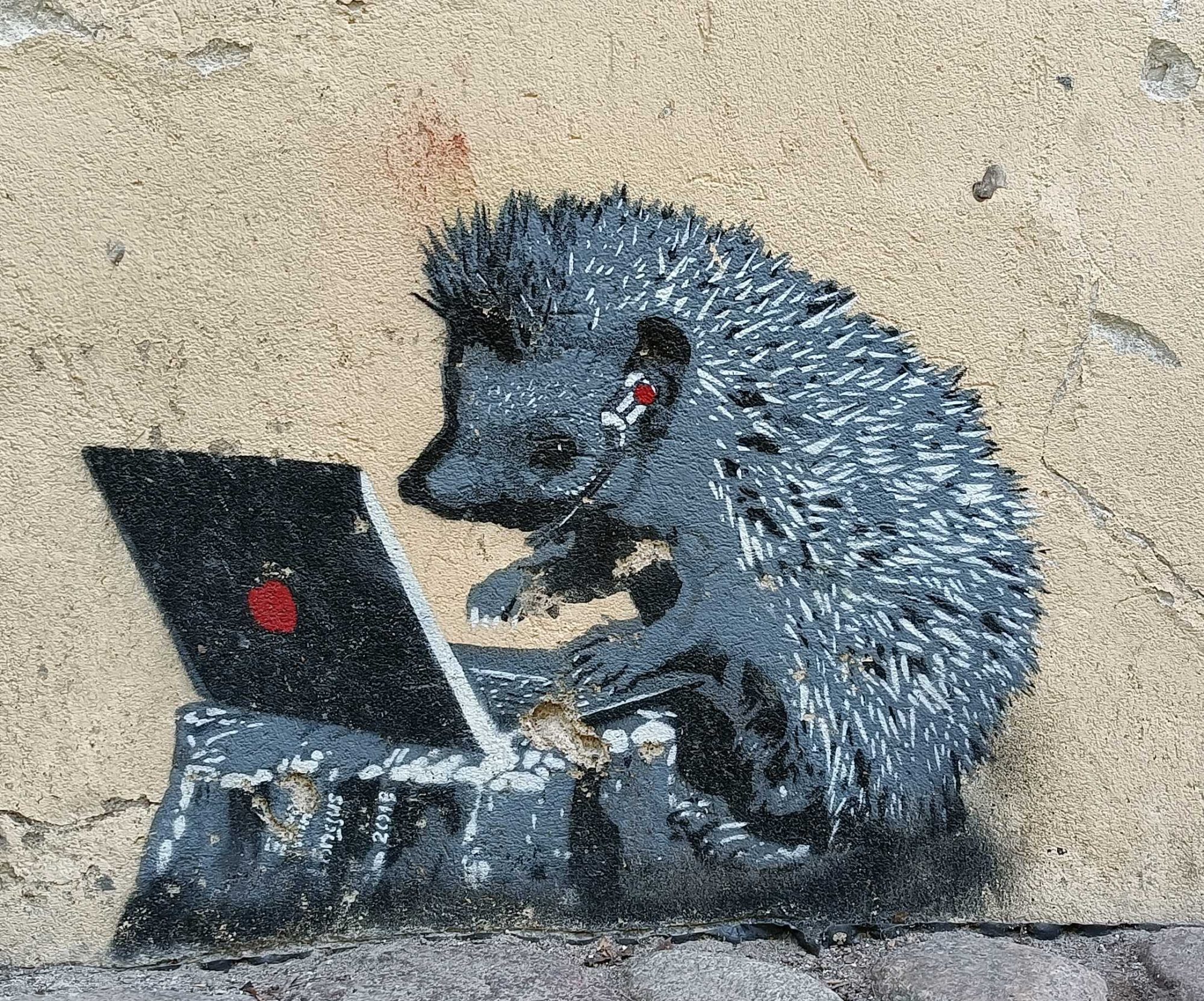 Le hérisson à l'ordinateur — Street art de Edward von Lõngus à Vilnius