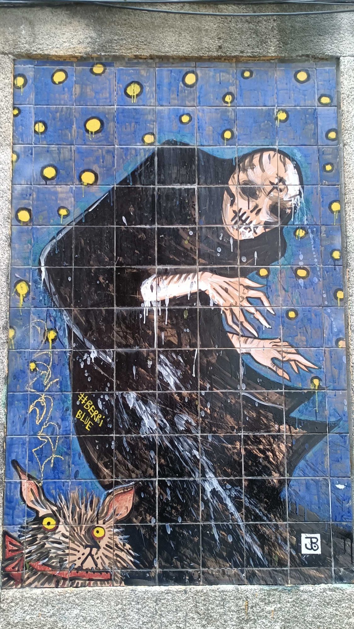 Figure macabre aux azulejos par Berri Blue — Street art de Berri blue à Porto