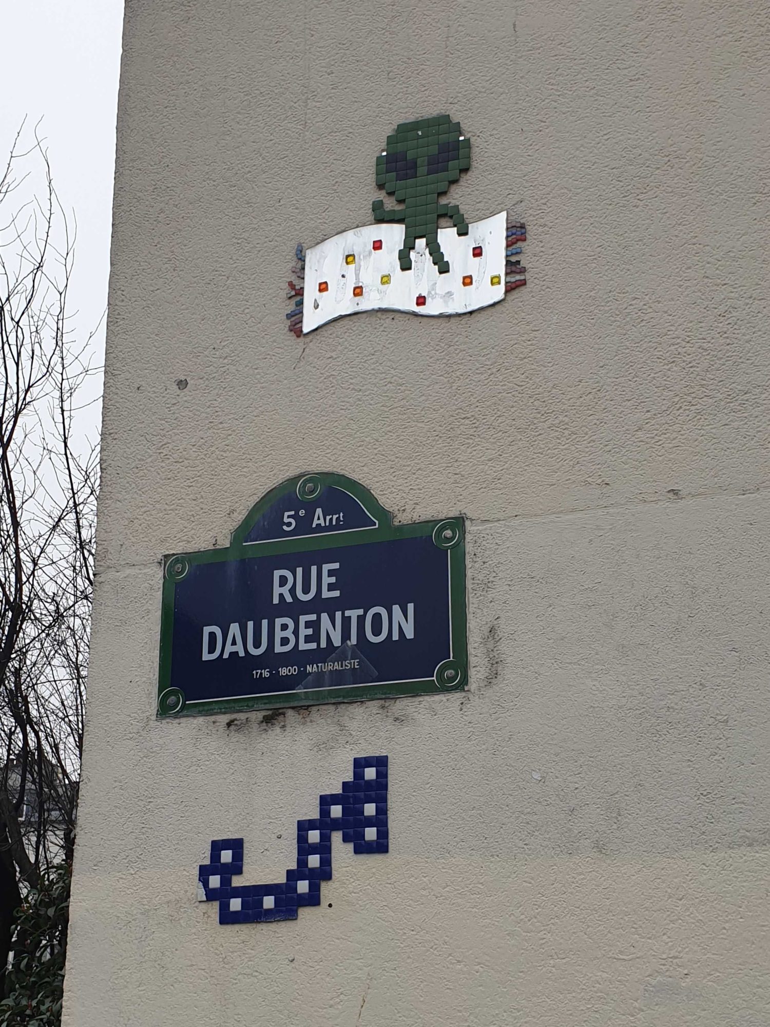 Alien et serpent par Mr Djoul — Street art de Mr Djoul à Paris