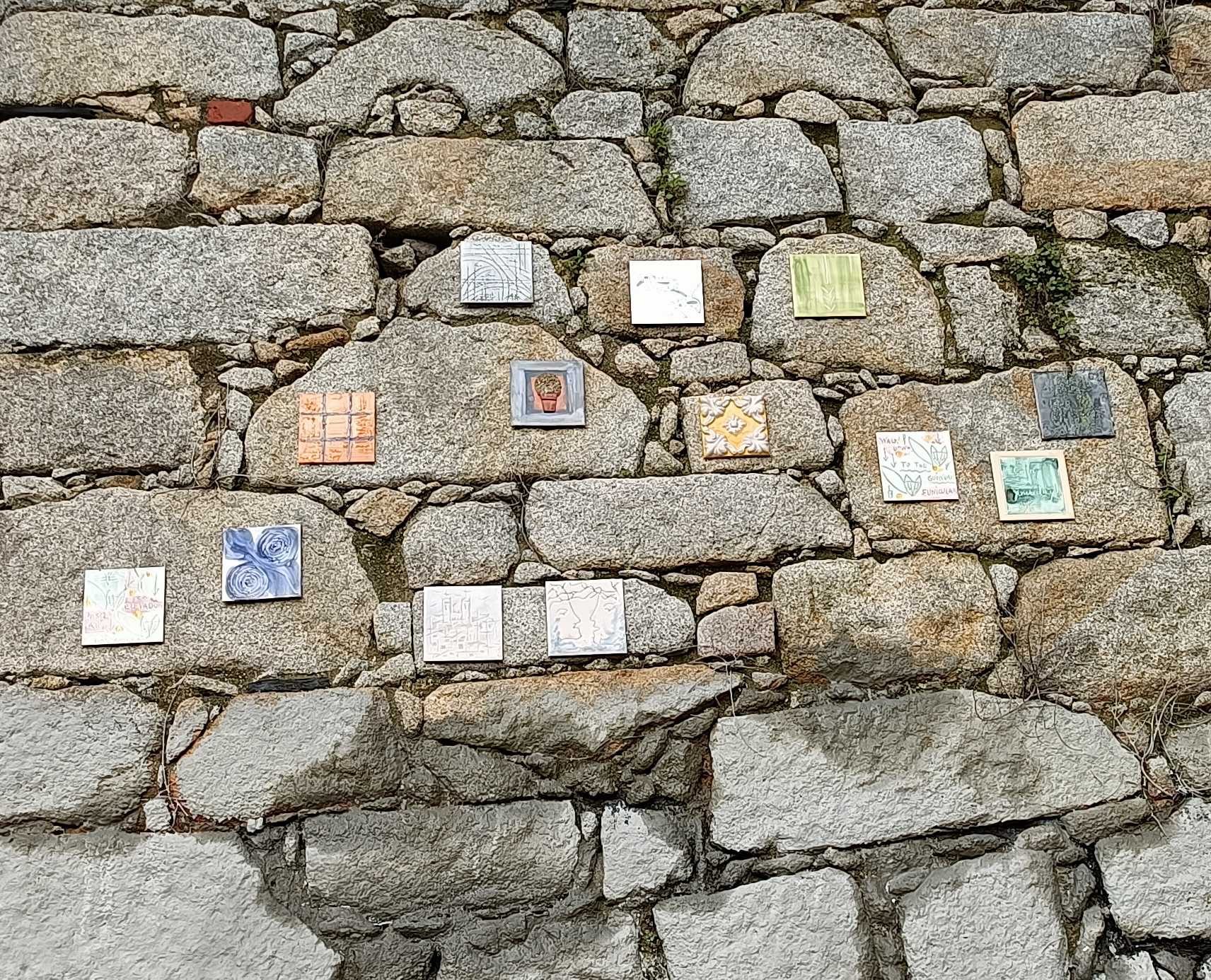 Carreaux céramiques dans le mur de pierre — Street art à Porto