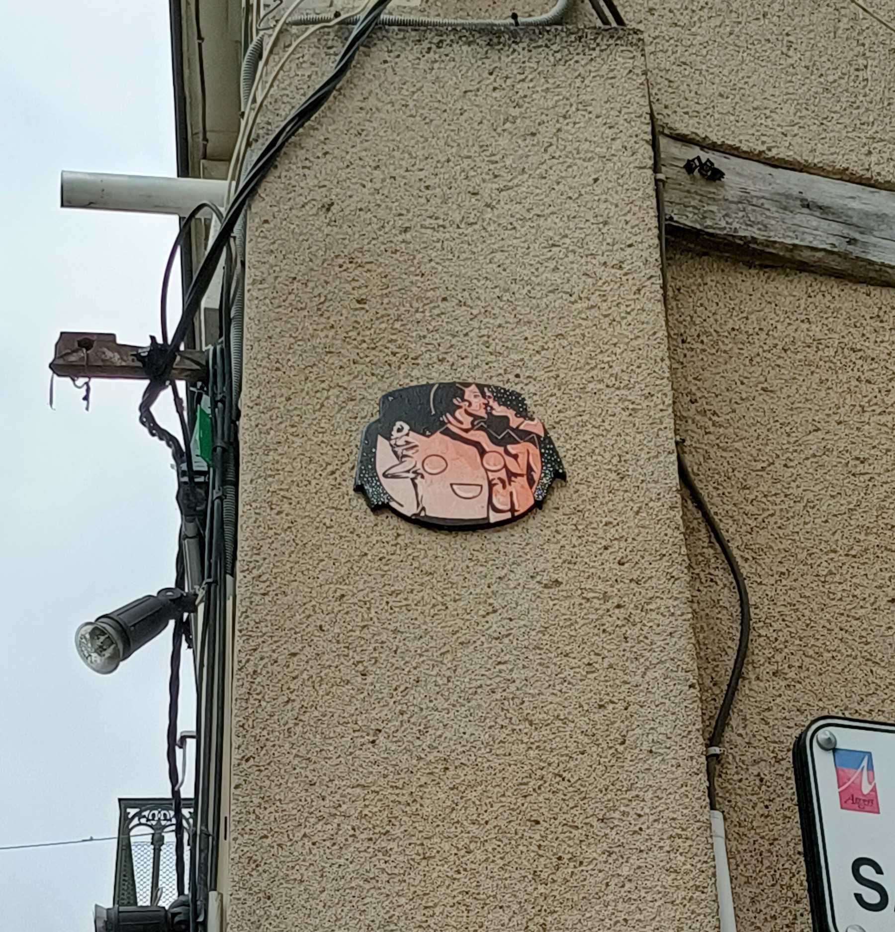 Fast Freak Entwined Couple Sticker, Angers — Street art by Fast Freak in Angers