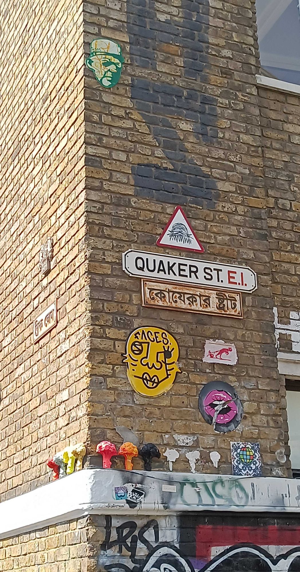 Stickers Quaker Street — Street art à London