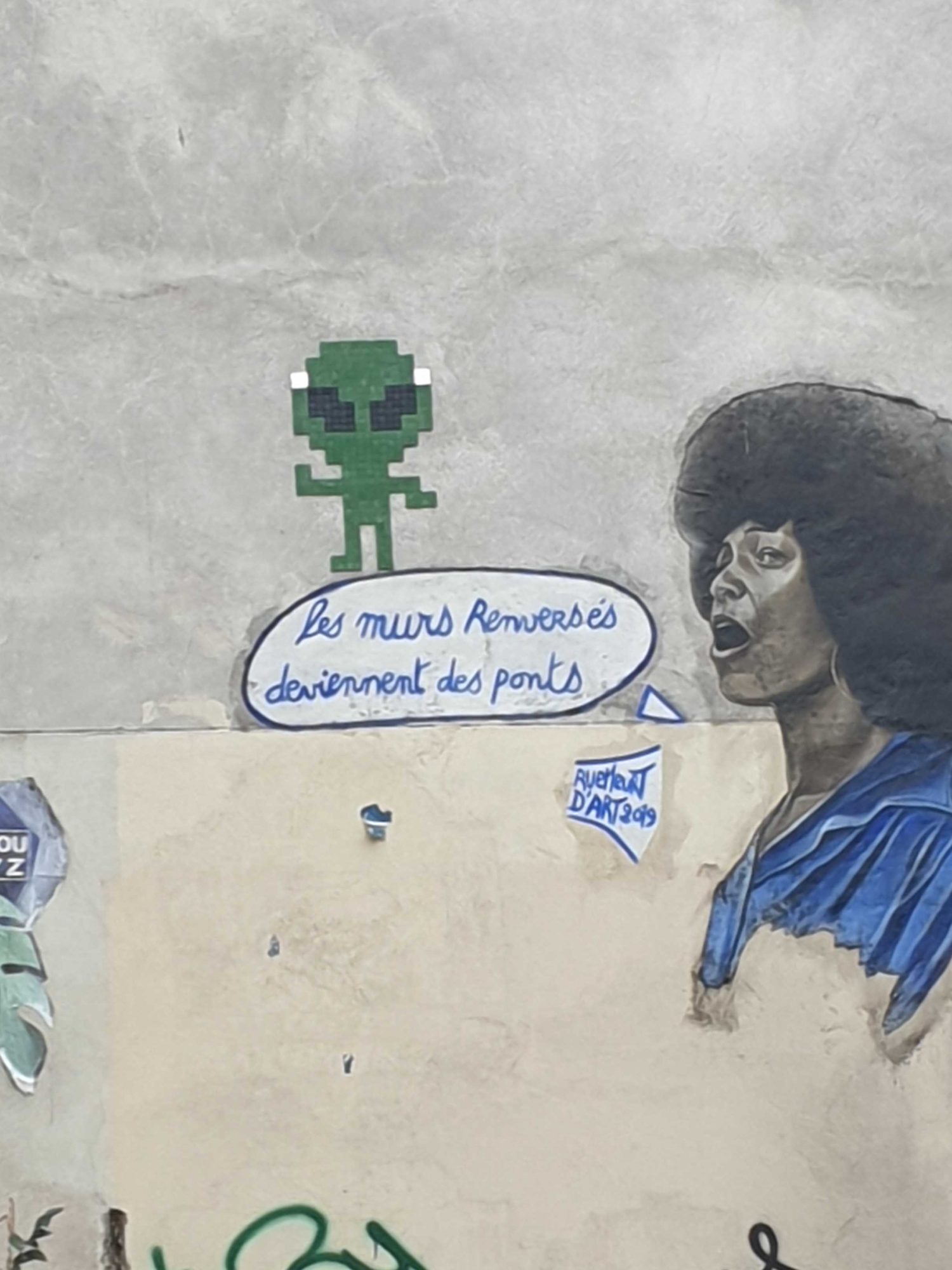 Message Alien by Mr Djoul — Street art by Mr Djoul in Paris