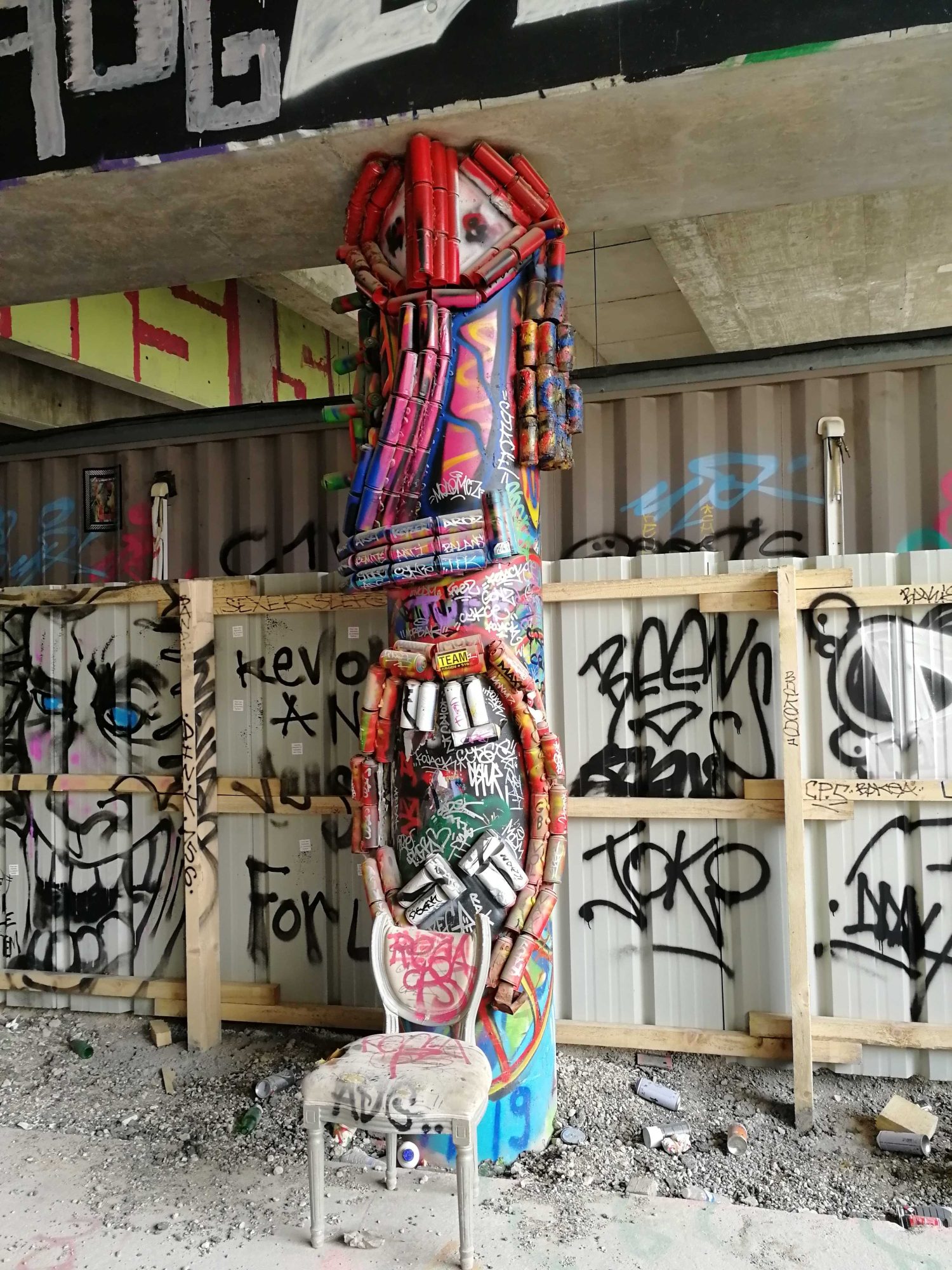 Totem de Bombes de Peinture — Street art à Paris